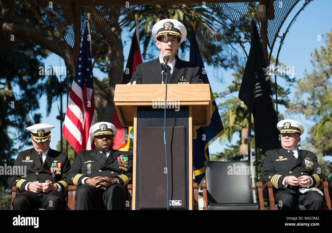 180208-N-HS 117-0021 Coronado, Kalifornien (Feb. 8, 2018) Cmdr John C. Laney, stellvertretender Kommandant, Mine Gegenmaßnahmen Division (MCMDIV) 31, spricht während der MCMDIV 31 Ändern des Befehls Zeremonie am Spreckels Park. Während der Zeremonie Laney Cmdr entlastet. Don M. McNeil als Kommandant der MCMDIV 31. (U.S. Marine Foto von Mass Communication Specialist Seaman Apprentice Jeffery L. Southerland/Freigegeben) Stockfoto