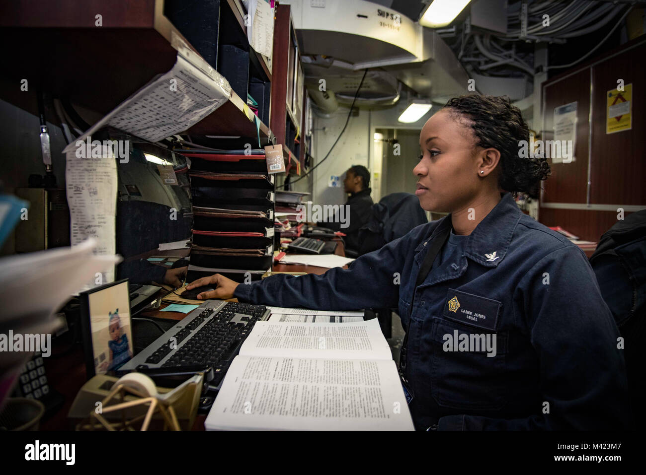 180208-N-IE 397-004 PORTSMOUTH (Feb. 8, 2018) 3.Klasse Legalman Lanee Jones, von Atlanta, Entwürfe rechtliche Korrespondenz in der Rechtsabteilung an Bord der Flugzeugträger USS Dwight D. Eisenhower (CVN 69) (IKE). Ike ist zurzeit eine geplante schrittweise Verfügbarkeit (PIA) im Norfolk Naval Shipyard während der Erhaltungsphase der optimiert Flotte Notfallplan (OFRP). (U.S. Marine Foto von Mass Communication Specialist 3. Klasse Christopher A. Michaels) Stockfoto