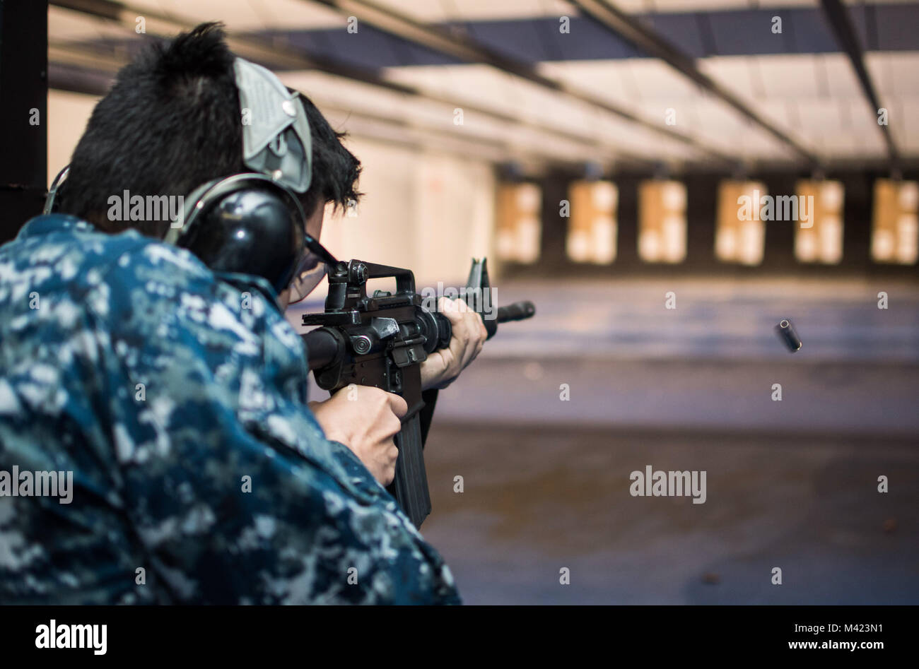 180208-N-LI 768-1063 SAN DIEGO (Feb. 8, 2018) - Aviation Ordnanceman 3. Klasse Rene Reyna, zugeordnet zu den amphibischen Angriff Schiff USS Makin Island (LL 8), Brände eine M4 Carbine während einer Waffen Qualifikation onboard Naval Base San Diego. Makin Island ist im Trockendock von General Dynamics nationalen Stahl und Schiffbau Gesellschaft (nassco) für ein Depot Instandhaltung Verfügbarkeit. (U.S. Marine Foto von Mass Communication Specialist 2. Klasse Devin M. Langer) Stockfoto