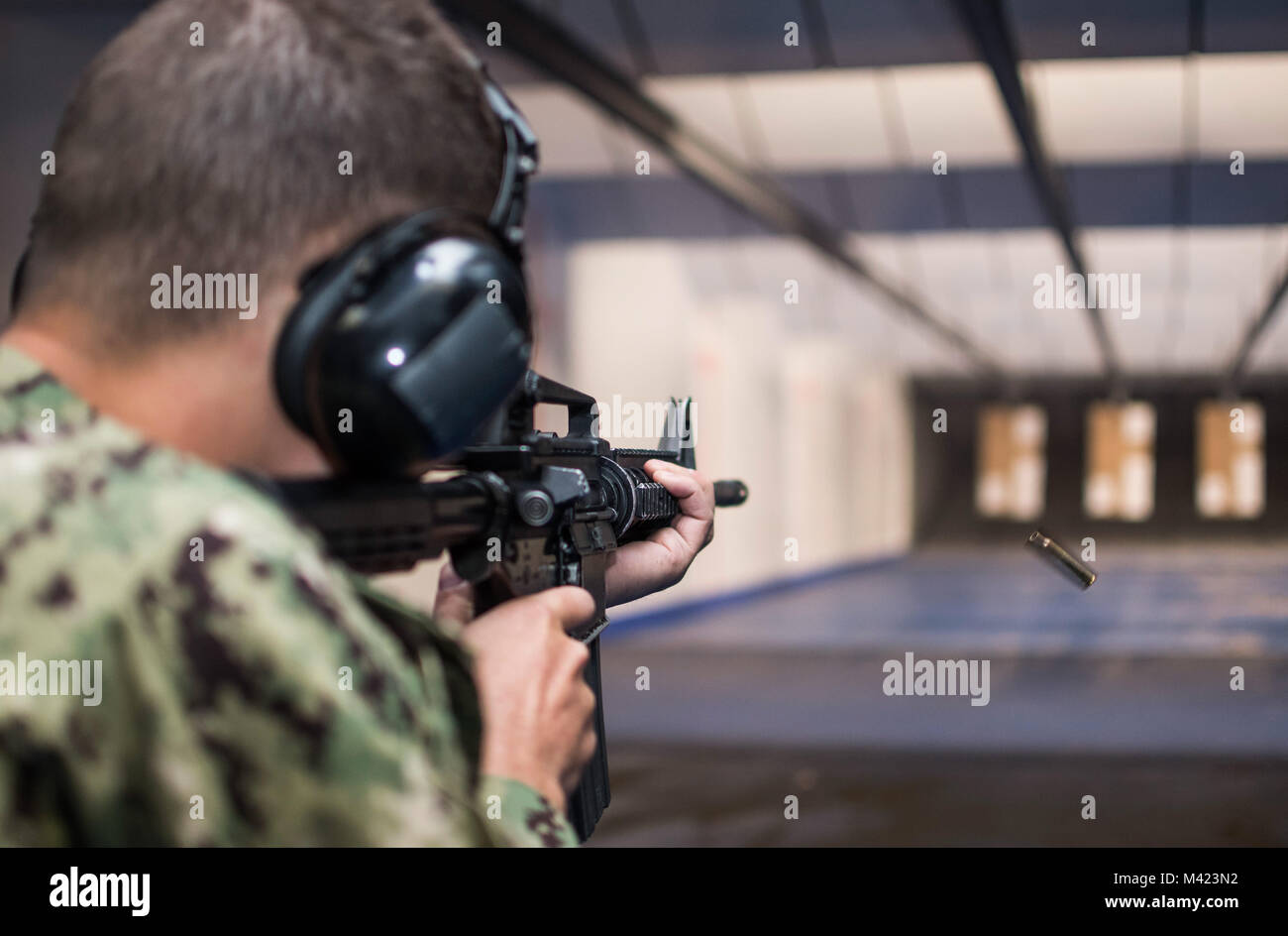 180208-N-LI 768-1105 SAN DIEGO (Feb. 8, 2018) - Aviation Electronics Technician 2. Klasse Sean Humphrey, zugeordnet zu den amphibischen Angriff Schiff USS Makin Island (LL 8), Brände eine M4 Carbine während einer Waffen Qualifikation onboard Naval Base San Diego. Makin Island ist im Trockendock von General Dynamics nationalen Stahl und Schiffbau Gesellschaft (nassco) für ein Depot Instandhaltung Verfügbarkeit. (U.S. Marine Foto von Mass Communication Specialist 2. Klasse Devin M. Langer) Stockfoto