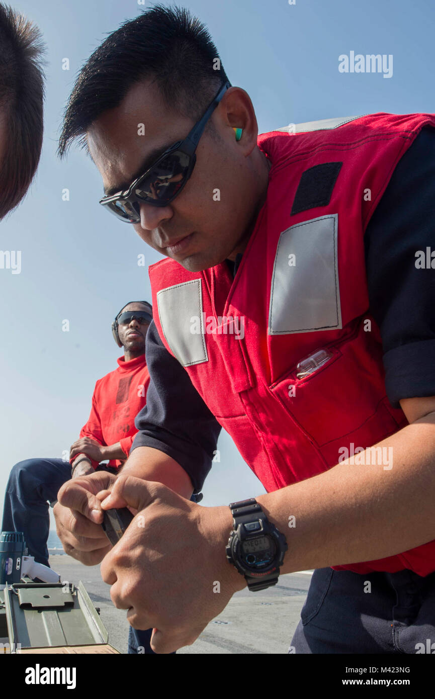 180208-N-NB 544-138 SOUTH CHINA SEA (Feb. 8, 2018) die Gunner Mate 2. Klasse Tristan Jesusa, von Baras, Philippinen, lädt einen 9-mm-Pistole Magazin bei einem Gewehr schießen an Bord der Amphibisches Schiff USS BONHOMME RICHARD (LHD6). Bonhomme Richard ist in den Indo-Asia-Pazifik-Region als Teil einer regelmäßigen Patrouillen- und bietet eine schnelle Reaktionsfähigkeit im Falle eines regionalen Kontingenz oder Naturkatastrophen. (U.S. Marine Foto von Mass Communication Specialist 2. Klasse Kyle Carlstrom/Freigegeben) Stockfoto