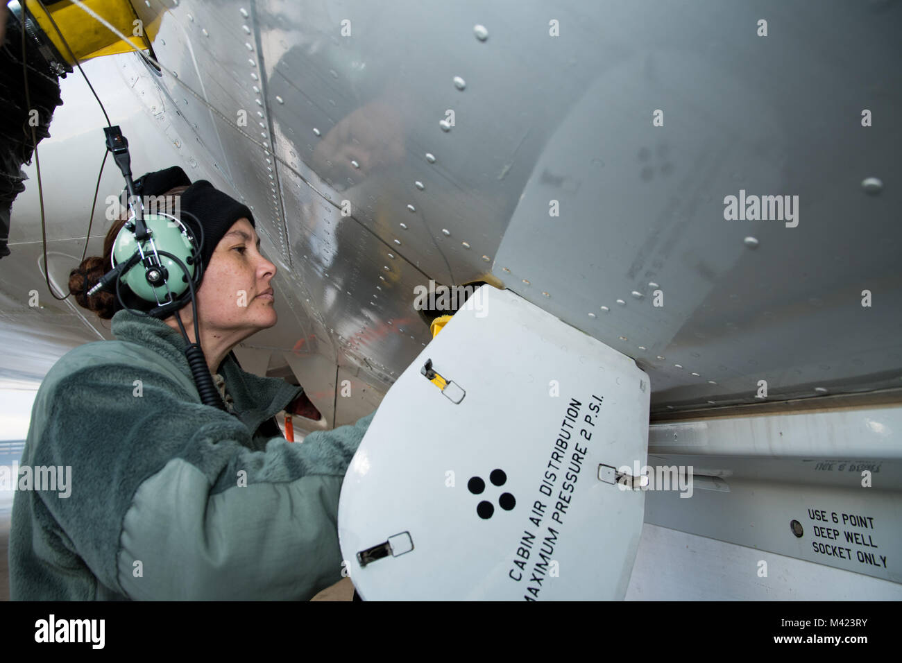 Us Air Force Senior Airman Vickie Webb, eine Crew Chief mit Die 116 Aircraft Maintenance Squadron, Georgia Air National Guard, fügt einen Kühlkanal auf eine E-8C Joint STARS in der Vorbereitung für einen Morgen starten während der Übung Rasierklinge 18-02 bei Robins Air Force Base, Ga., Nov. 8, 2018. Die übung war ein Readiness Assessment bedeutete, zu bewerten und zu messen Team JSTARS-Fähigkeit, schnell bereitstellen und einsetzen Bekämpfung bereit, Flieger und Airpower. Der Schwerpunkt der Übung ging es um die Verarbeitung Personen, Ladung und die E-8C Joint STARS. Team JSTARS, bestehend aus der Georgia Air National Guard's 11. Stockfoto