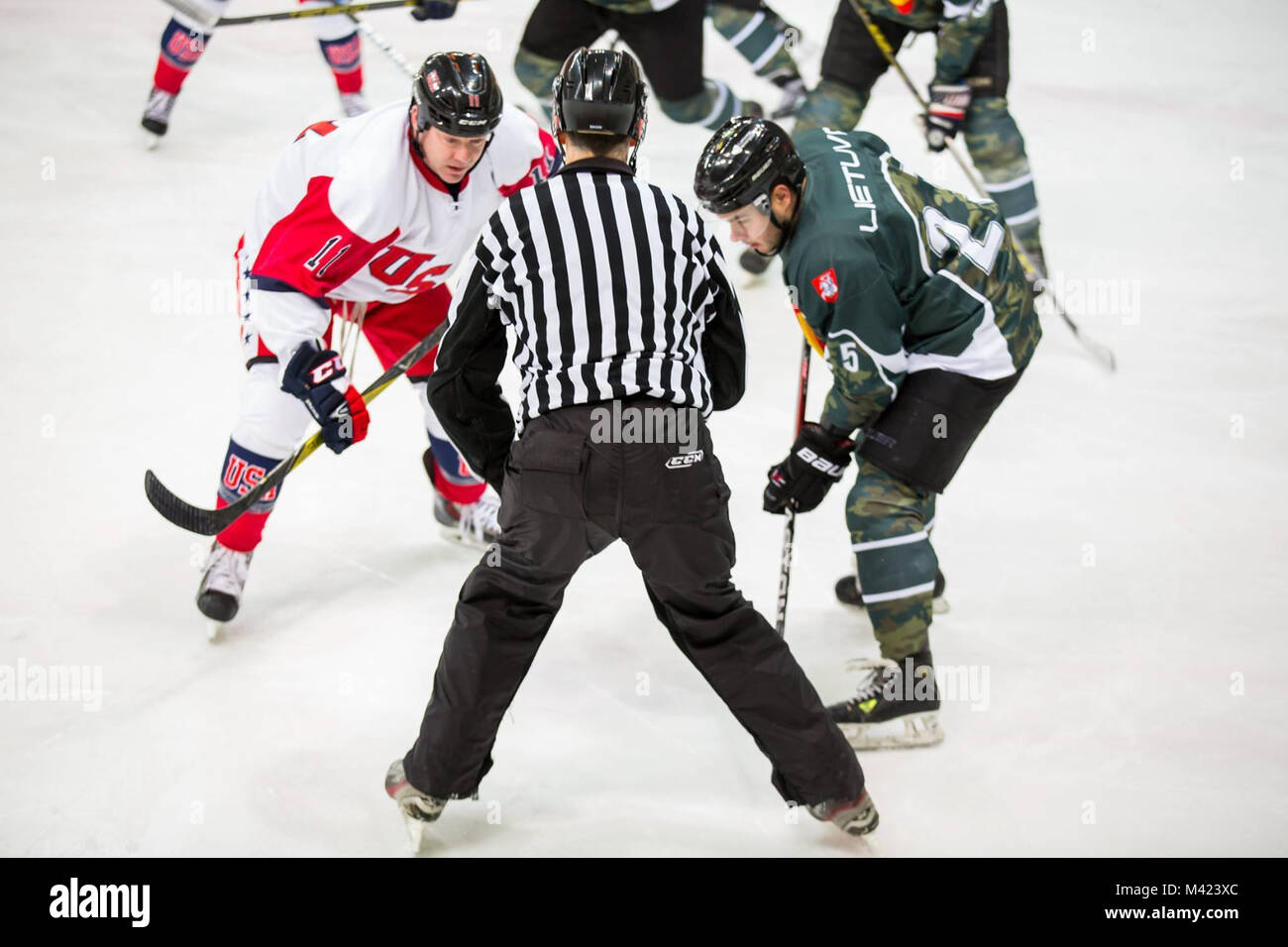 Us-Armee Maj. Michael Lange bereitet sich für ein Gesicht - weg bei Elektrenu Ledo Arena während eines Spiels gegen Litauen im Fünften Baltic militärischen Winter spiele Eishockey Turnier Jan. 24-26, 2018, in Vilnius, Litauen. Lange zählte das Spiel - gewinnendes Ziel für alle Armee Team im letzten Spiel gegen den Gastgeber Gold für die USA in der fünften Baltic militärischen Winter spiele Eishockey Turnier zu behaupten. (Foto von vytas Neviera, US-Botschaft in Vilnius) Stockfoto