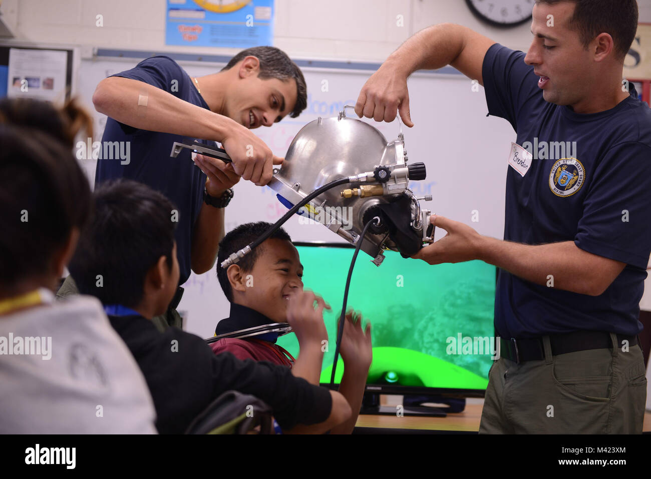 Taucher von der US-Küstenwache regionale Dive Locker Pacific ermöglichen Studierenden auf dem Zahnrad in Waipahu Intermediate School, Feb 9, 2018 zu versuchen. Coast Guard Mitglieder aus dem gesamten 14. Bezirk nahmen an der Career Day und gemeinsamen Erfahrungen und dem Wissen mit Studenten, während Sie über Möglichkeiten der Küstenwache zu bieten hat. (U.S. Coast Guard Foto von Petty Officer 3. Klasse Amanda Poudret/Freigegeben) Stockfoto