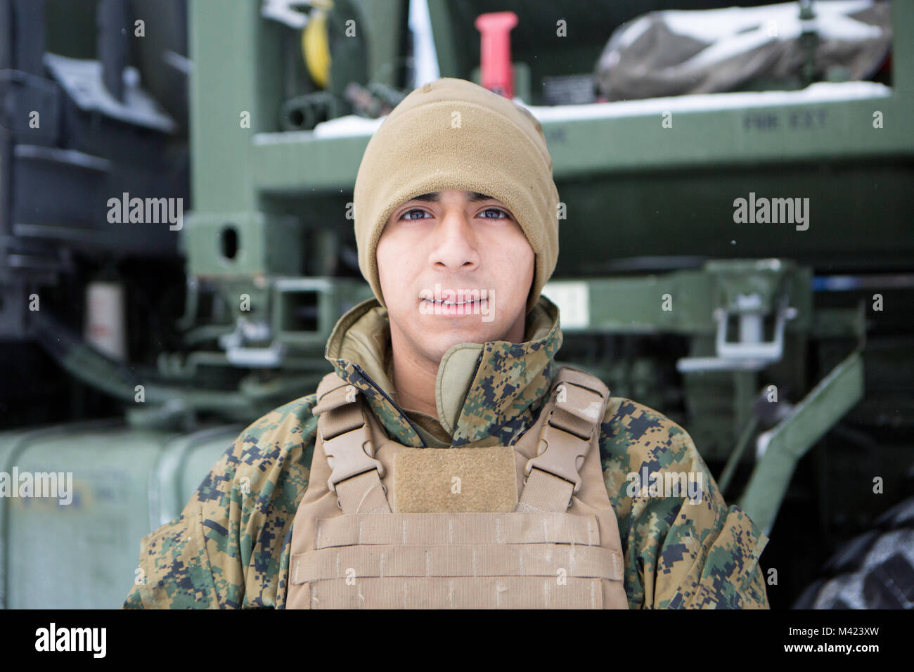 Marines sind für In der Lage sein, ihre Mission in jeder Klimazone und Ort zu erreichen. Lance Cpl. Isaac Ruiz ist ein Lubbock, Texas, native und finden Marine, die diesen Begriff prägt. Ruiz ist ein Motor transport Mechaniker mit Firma F, 4 Tank Battalion, 4th Marine Division, und beteiligt sich mit seiner Einheit in der Übung Winterpause 2018 auf Lager Äsche, Michigan, 24.02.4-17, 2018. Wenn er nicht die Durchführung von Marine Corps Ausbildung, Ruiz arbeitet als fechten Auftragnehmer für einen lokalen fechten in Jacksonville, North Carolina. Als Haupttransportmittel Mechaniker für Fox Co., 4. Tank Bn., Ruiz Stockfoto