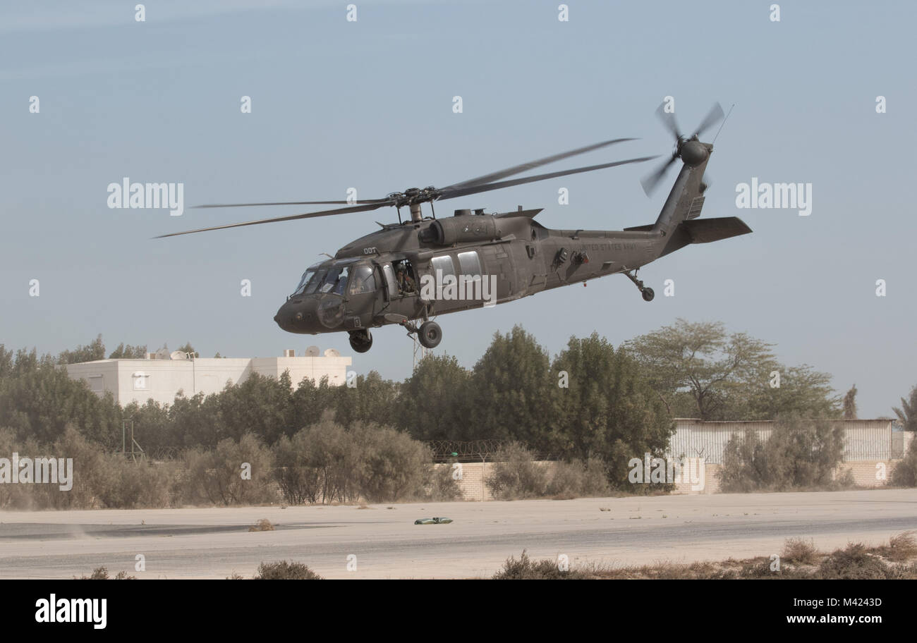 Ein UH-60 Black Hawk Hubschrauber hebt ab, nachdem sie verehrte Besucher aus für Armee Tag 2018, Feb 9, 2018, Kuwait Naval Base, Kuwait. Armee Tag war die Auftaktveranstaltung für US Central Command der Komponente Kommandeure Konferenz, die US-Army Central die Fähigkeiten der Armee Showcase im Theater auf. (U.S. Armee Foto von Sgt. 1. Klasse Ty McNeeley, US-ARCENT PAO) Stockfoto