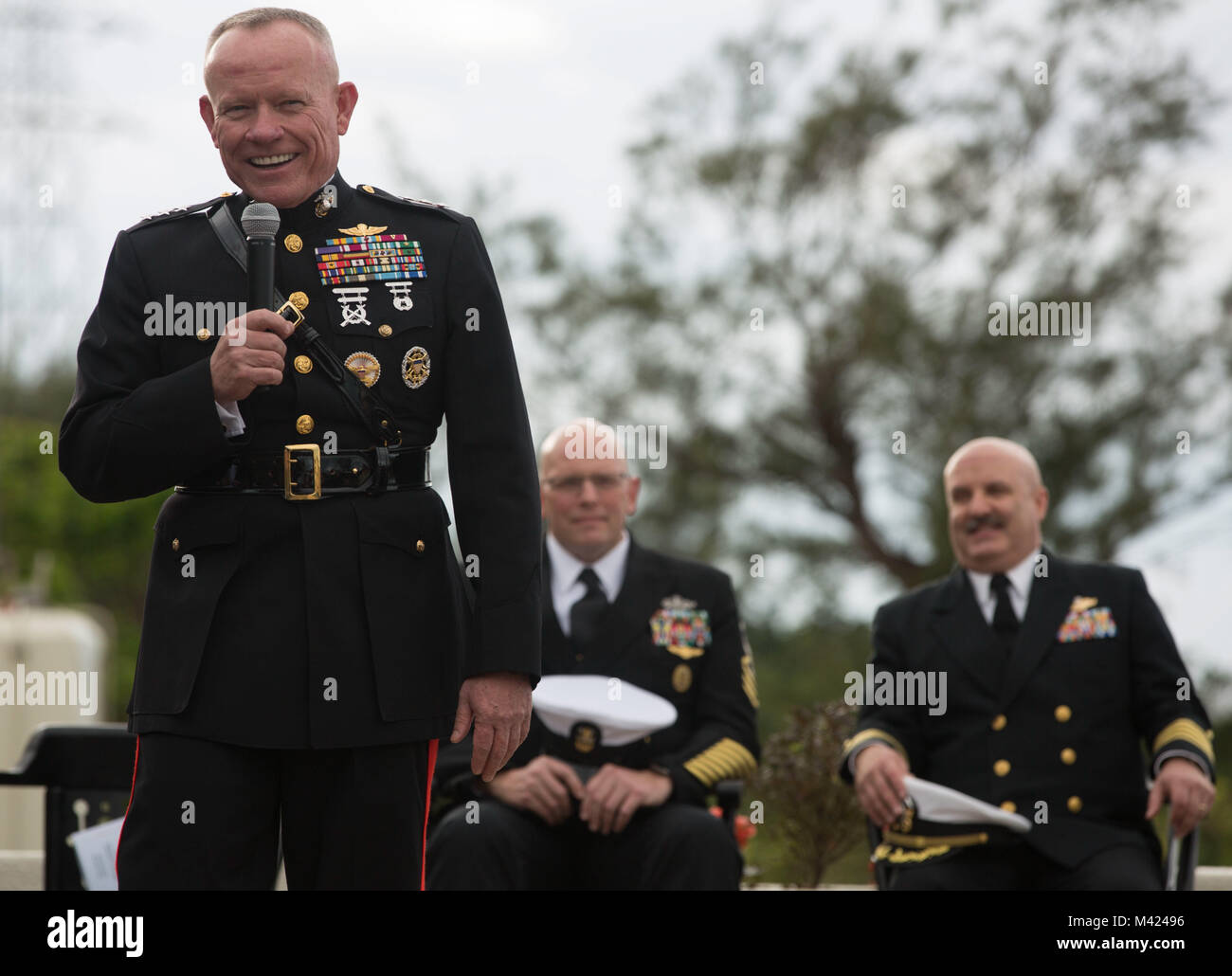 Generalleutnant Lawrence D. Nicholson, die III Marine Expeditionary Force kommandierender General, Adressen der Masse während III MEF Command Master Chief Petty Officer Michael J. Fasano retirement Zeremonie an der Marine Corps Air Station Futenma, Okinawa, Japan, Feb 9, 2018. Fasano, ein Eingeborener von Mobile, Alabama, arbeitete eng mit Nicholson als einem seiner leitenden Soldaten Berater während der letzten Jahre von seiner militärischen Karriere. (U.S. Marine Corps Foto von Pfc. Hannah Hall) Stockfoto