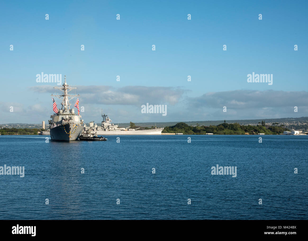 180209-N-QE 566-001 Pearl Harbor - - (Feb. 09, 2018) Die geführte Anti-raketen-Zerstörer USS Hopper (DDG70) wieder in ihren Heimathafen. Joint Base Pearl Harbor-Hickam nach einem erfolgreichen 4-monatigen Einsatz. Während im westlichen Pazifik und den Arabischen Golf mit den USA 7 Flotte und USA 5 Flotte eingesetzt, Hopper gefördert, Sicherheit und Stabilität sowie für ballistische Flugkörper. (Us-Foto von Mass Communication Specialist 1. Klasse Corwin Colbert) Stockfoto