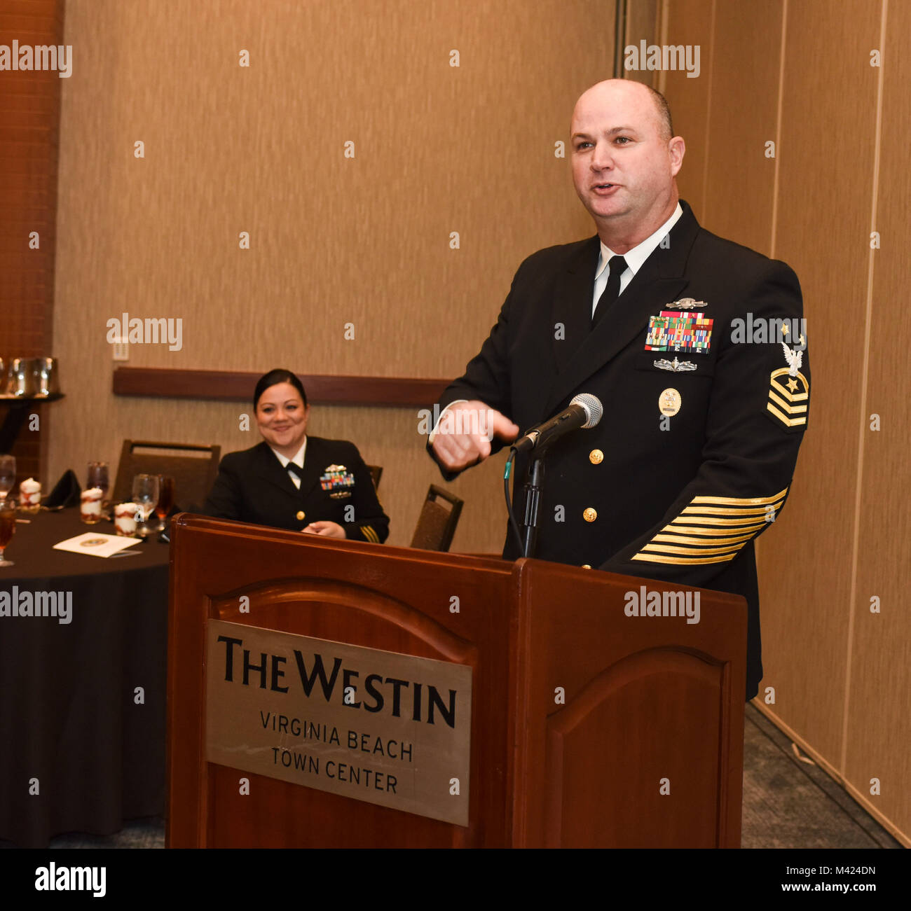 180209-N-YN 937-034 Virginia Beach, Va (9. Februar 2018) CMDCM Lance Küchen, command Master Chief, Naval Recruiting District Dallas, an der 2017 Marine Expeditionary Combat Command (NECC) Segler des Jahres Ansage Zeremonie spricht. NECC ermöglicht Marine Expeditionary Kampfeinsätze zu bekämpfen, unterstützen, und zur Bekämpfung der Service Support Missionen im gesamten Spektrum der Naval, gemeinsame auszuführen, und kombinierte Operationen, die den Zugriff vom Meer und Handlungsfreiheit in der gesamten Meer aktivieren - an der Küste und im Binnenland Betriebsumgebungen. (U.S. Marine Foto von Mass Communication Specialist 3.Klasse A Stockfoto