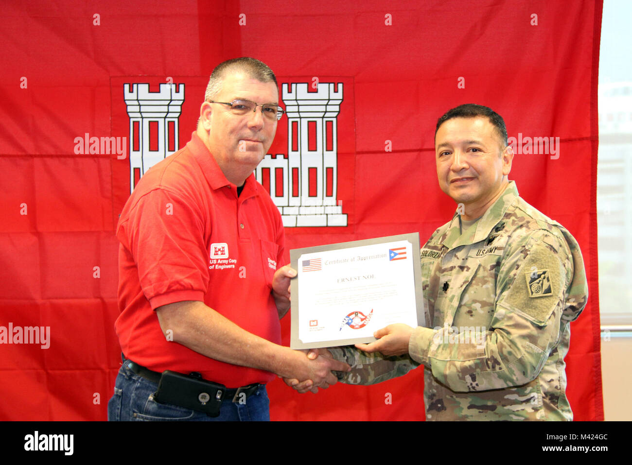 Ernest Noe, Chief Ranger für Mobile District Lake Lanier, wurde am 10. Februar 2018 Von der Wiederaufnahme des Field Office Kommandant Oberstleutnant Roberto Solorzano für seine Arbeit anerkannt, während nach Puerto Rico für die US-Armee Korps der Ingenieure Hurrikan Maria/Hurrikan Irma Antwort bereitgestellt. Er ist ein Bewohner von Dawsonville, Georgia. Stockfoto