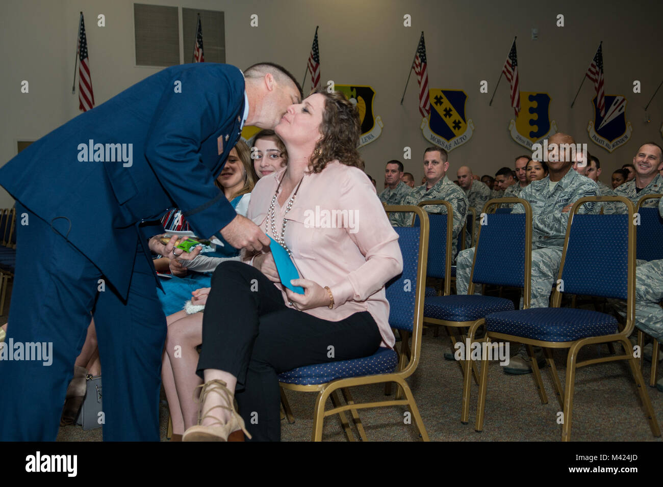 Us Air Force Colonel Casey Cooley, 307Th Maintenance Group Commander, präsentiert seine Frau, Julie, mit einem Geschenk bei einer Annahme des Befehls Zeremonie in Barksdale Air Force Base, La., 10.02.2018. Während der Zeremonie, Cooley das Kommando über die 307Th MXG, insgesamt Kraft integraion Einheit von mehr als 500 finden und Aktiv-Flieger. (U.S. Air Force Foto von Master Sgt. Greg Steele/freigegeben) Stockfoto