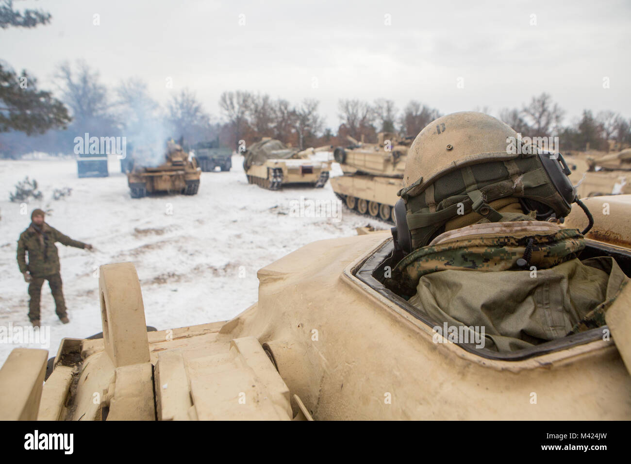 Finden Marines mit Firma F, 4 Tank Battalion, 4th Marine Division, Praxis Neupositionierung eines M88 recovery Vehicle auf Training Tag vier der übung Winterpause 2018, an Bord der Camp Äsche, Michigan, 10.02.2018. Finden Marines verbringen zwei Wochen jedes Jahr bauen ihre Fähigkeiten bei einem jährlichen Übung. Dieses Jahr, das Camp Lejeune in North Carolina, Tank Gesellschaft nutzt weiterhin die Vorteile der robusten Training Camp Äsche Bereichen ihre Offensive, defensive und Manöver Fähigkeiten zu testen, eine strenge Kälte Umwelt. Stockfoto