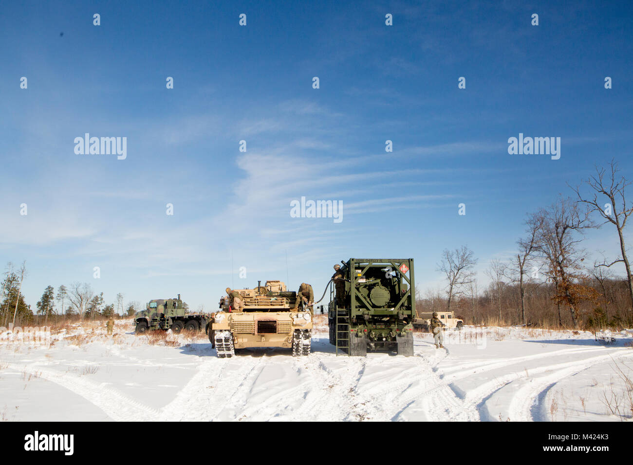 Finden Marines mit Firma F, 4 Tank Battalion, 4th Marine Division, deren Abrams M1A1 Main Battle Tank mit einem M978 A2 Kraftstoff service Lkw Tanken während eines Kraftstoff resupply Mission bei Ausübung Winterpause 2018, an Bord der Camp Äsche, Michigan, 10.02.2018. Finden Marines verbringen zwei Wochen jedes Jahr bauen ihre Fähigkeiten bei einem jährlichen Übung. Dieses Jahr, das Camp Lejeune in North Carolina, Tank Gesellschaft nutzt weiterhin die Vorteile der robusten Training Camp Äsche Bereichen ihre Offensive, defensive und Manöver Fähigkeiten zu testen, eine strenge Kälte Umwelt. Stockfoto