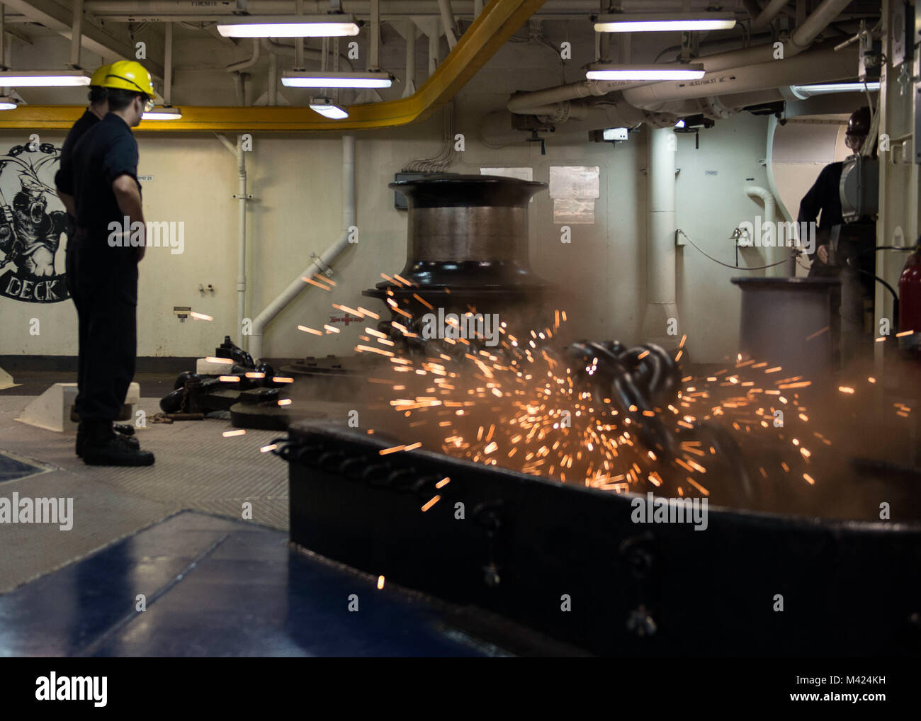 180210-N-AH 771-0021 ATLANTIK (Feb. 10, 2018) Der Hafen Anker des Amphibious Assault ship USS Iwo Jima (LHD 7) Funken, da es während einer Verankerung Entwicklung veröffentlicht. Die Iwo Jima Amphibious Ready Group (ARG) ist zur Unterstützung der Maritime Security Operations und Theater Sicherheit Zusammenarbeit in Europa und im Mittleren Osten eingesetzt werden. Die Iwo Jima ARG begibt sich die 26 Marine Expeditionary Unit und umfasst die Iwo Jima, die amphibious Transport dock Schiff USS New York (LPD-21), das Dock Landung Schiff USS Oak Hill (LSD 51), Flotte Op-Team 8, Hubschrauber Meer Combat Squadron 28, taktische Stockfoto