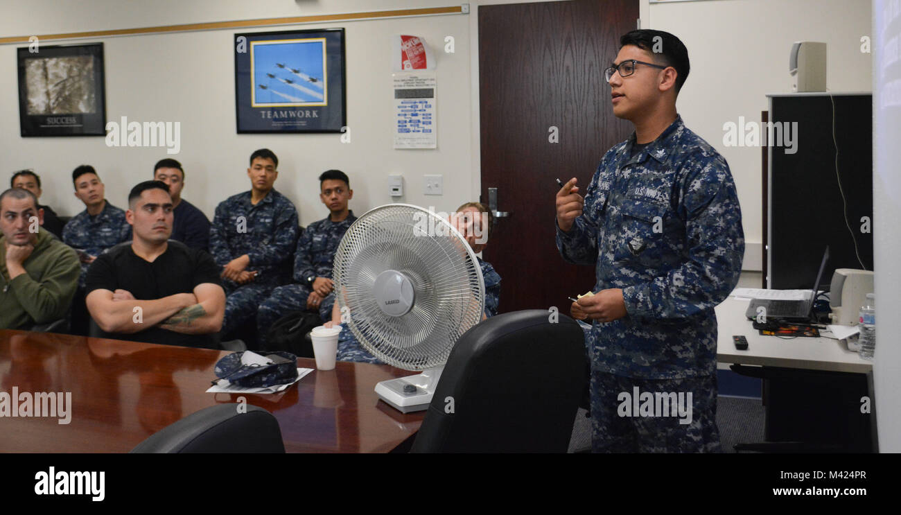 180210-N-VY 375-022 Bell Gardens, Calif (Feb. 10, 2018) Yeoman 2. Klasse Arturo Magallanes, zum Navy Operational Support Center (Nosc) Los Angeles zugewiesen, spricht zu finden Segler auf den Großraum Los Angeles at-Befehl Indoktrination während bohren Wochenende zugeordnet. Befehl Indoktrination soll die Anpassung der Service Mitglieder und ihre Familien in neue Arbeits- und Lebenswelten zu erleichtern. (U.S. Marine Foto von Mass Communication Specialist 2. Klasse Pyoung K. Yi/Freigegeben) Stockfoto