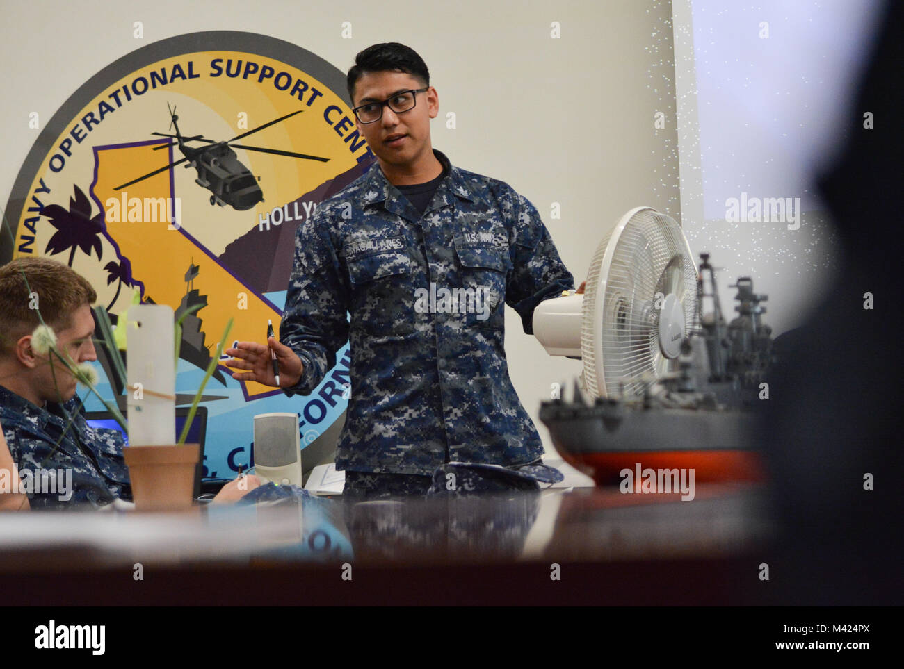 180210-N-VY 375-028 Bell Gardens, Calif (Feb. 10, 2018) Yeoman 2. Klasse Arturo Magallanes, zum Navy Operational Support Center (Nosc) Los Angeles zugewiesen, spricht zu finden Segler auf den Großraum Los Angeles at-Befehl Indoktrination während bohren Wochenende zugeordnet. Befehl Indoktrination soll die Anpassung der Service Mitglieder und ihre Familien in neue Arbeits- und Lebenswelten zu erleichtern. (U.S. Marine Foto von Mass Communication Specialist 2. Klasse Pyoung K. Yi/Freigegeben) Stockfoto
