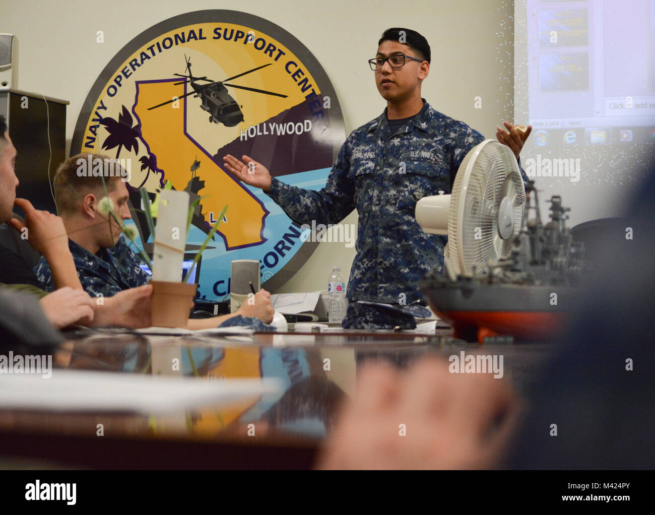 180210-N-VY 375-043 Bell Gardens, Calif (Feb. 10, 2018) Yeoman 2. Klasse Arturo Magallanes, zum Navy Operational Support Center (Nosc) Los Angeles zugewiesen, spricht zu finden Segler auf den Großraum Los Angeles at-Befehl Indoktrination während bohren Wochenende zugeordnet. Befehl Indoktrination soll die Anpassung der Service Mitglieder und ihre Familien in neue Arbeits- und Lebenswelten zu erleichtern. (U.S. Marine Foto von Mass Communication Specialist 2. Klasse Pyoung K. Yi/Freigegeben) Stockfoto