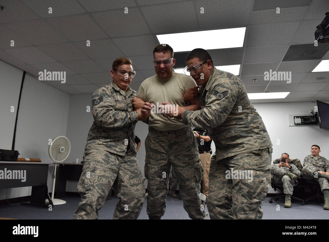 Us Air Force Staff Sgt Ross Whitley, 108 Flügel, New Jersey Air National Guard, beteiligt sich an der taser Exposition als eine componnet der PATRIOT South Übungen, Gulfport, Fräulein, 10.02.2018. PATRIOT ist ein inländischer Operations Training übung durch die Nationalgarde gefördert, die auf das Verständnis der Koordinierung, Richtlinien und Verfahren bei der Durchführung einer gemeinsamen Inter-Agency inländischen Reaktion erforderlich ist. (U.S. Air National Guard Foto: Staff Sgt. Michelle Y. Alvarez-Rea) Stockfoto