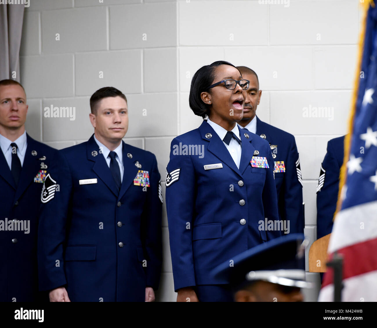 Staff Sgt. Angela Matthews, 147 Angriff Wing an Ellington Field Joint Mindestreservebasis in Houston, Texas, singt die Nationalhymne während eine hervorragende Flieger des Jahres Preisverleihung im Camp Mabry, Texas, 10.02.2018, statt. (Air National Guard Foto von Tech. Sgt. Mindy Bloem) Stockfoto