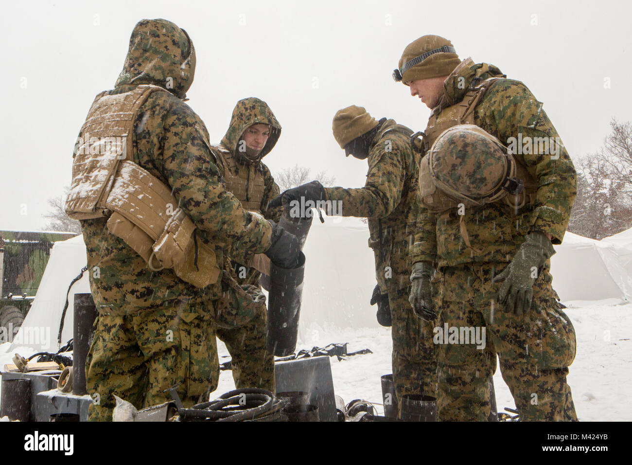 Finden Marines mit Firma F, 4 Tank Battalion, 4th Marine Division, Heizungen von Ihren arktischen Zelte auf Training Tag 5 der Übung Winterpause 2018 auseinandernehmen, an Bord Camp Äsche, Michigan, Feb 11, 2018. Fox Co., 4. Tank Bn., durchgeführt Übung Winter Break 18 Vorteil des Camp Äsche eingefroren, winterliche Klima und ihre Offensive, defensive und Manöver Fähigkeiten in jedem strenge Kälte Umwelt Test zu nehmen. Stockfoto