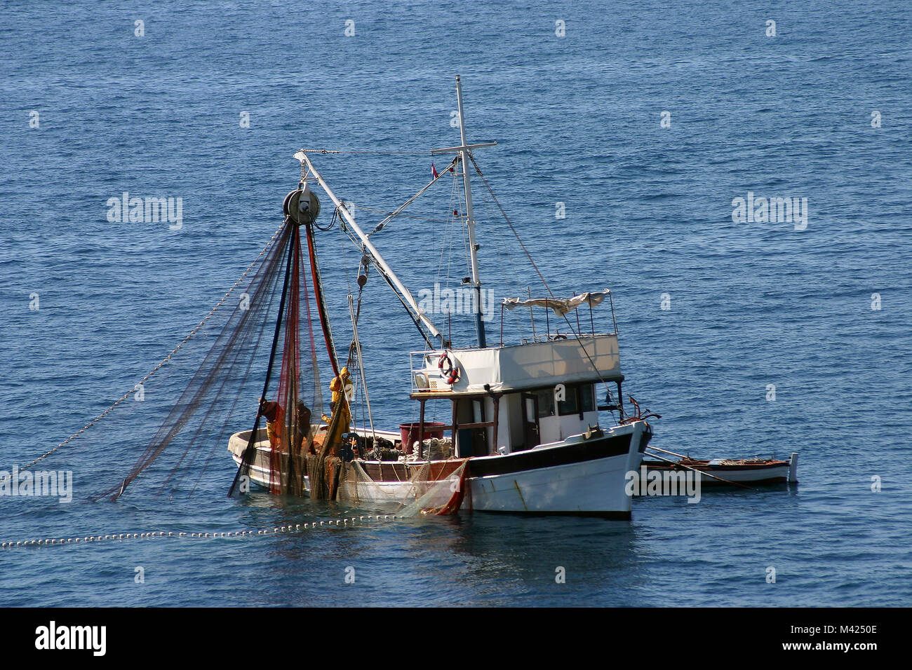Ziehen Sie das Fischernetz auf dem Boot in Adria, Kroatien Stockfotografie  - Alamy