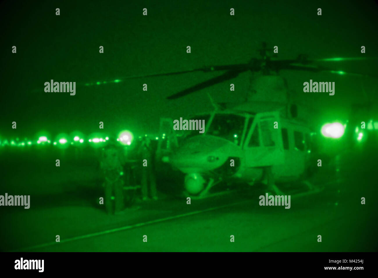 Ein UH-1Y Venom, Marine Test und Bewertung Squadron (VMX), sitzt mit seiner Crew auf dem Flug Linie an Bord der Marine Corps Air Station Yuma, Ariz., Jan. 23, 2018 zugeordnet. Die Besatzungsmitglieder, auch VMX-1 zugewiesen, bereiten sich auf die Nacht leiten - Ausbildung in der lokalen Luftraums. (U.S. Marine Corps Foto von Cpl. Isaac Martinez) Stockfoto