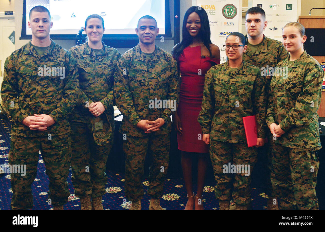 Marines melden Sie Miss USA 2016 und Armee finden Sie Kapitän Deshauna Friseur für ein Foto nach ihrer Grundsatzrede im Prince William County Handelskammer Veteranen Rat Gruß zu den Streitkräften Mittagessen in den Clubs in Quantico. (Foto von Jeremy Beale) Stockfoto