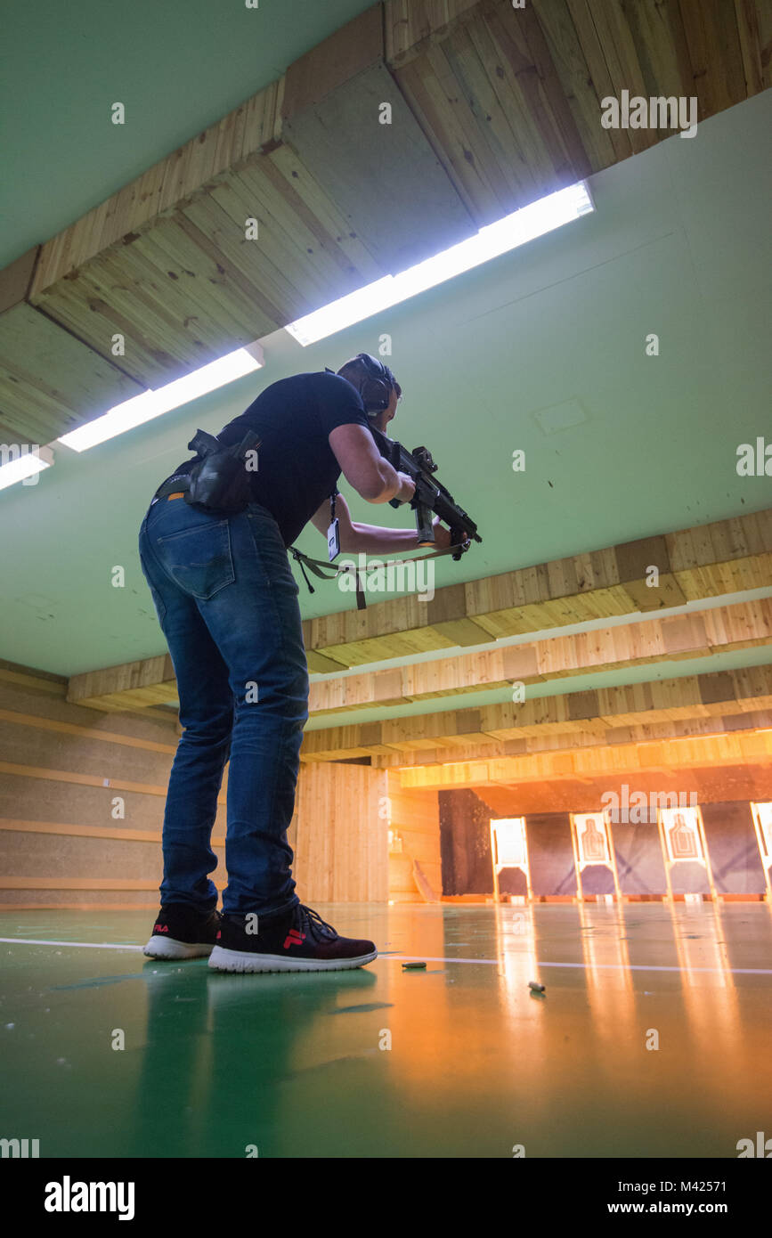 Ein deutscher Soldat zugeordnet Brände mit seinem Heckler und Koch G36 K A4 Gewehr in die stehende Position, auf der Air Base Chièvres, Belgien, Jan. 24, 2018 zu gestalten. (U.S. Armee Foto von visuellen Informationen Spezialist Pierre-Etienne Courtejoie) Stockfoto