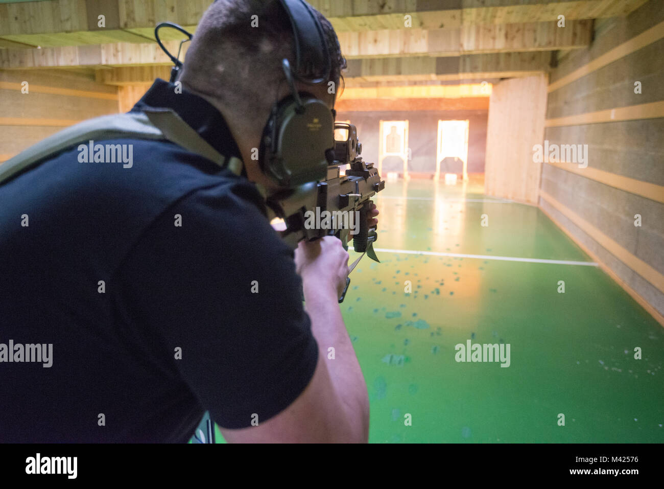 Ein deutscher Soldat zugeordnet schießt mit seinem Heckler und Koch G36 K A4 Gewehr, auf chièvres Air Base, Belgien, Jan. 24, 2018 zu gestalten. (U.S. Armee Foto von visuellen Informationen Spezialist Pierre-Etienne Courtejoie) Stockfoto