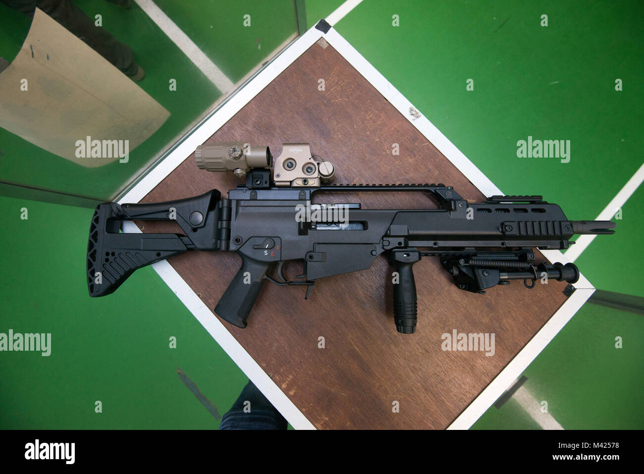 Eine Heckler und Koch G36 K A4 Gewehr mit holographischen Augen fest auf einem Tisch in der schießplatz auf chièvres Air Base, Belgien, Jan. 24, 2018. (U.S. Armee Foto von visuellen Informationen Spezialist Pierre-Etienne Courtejoie) Stockfoto