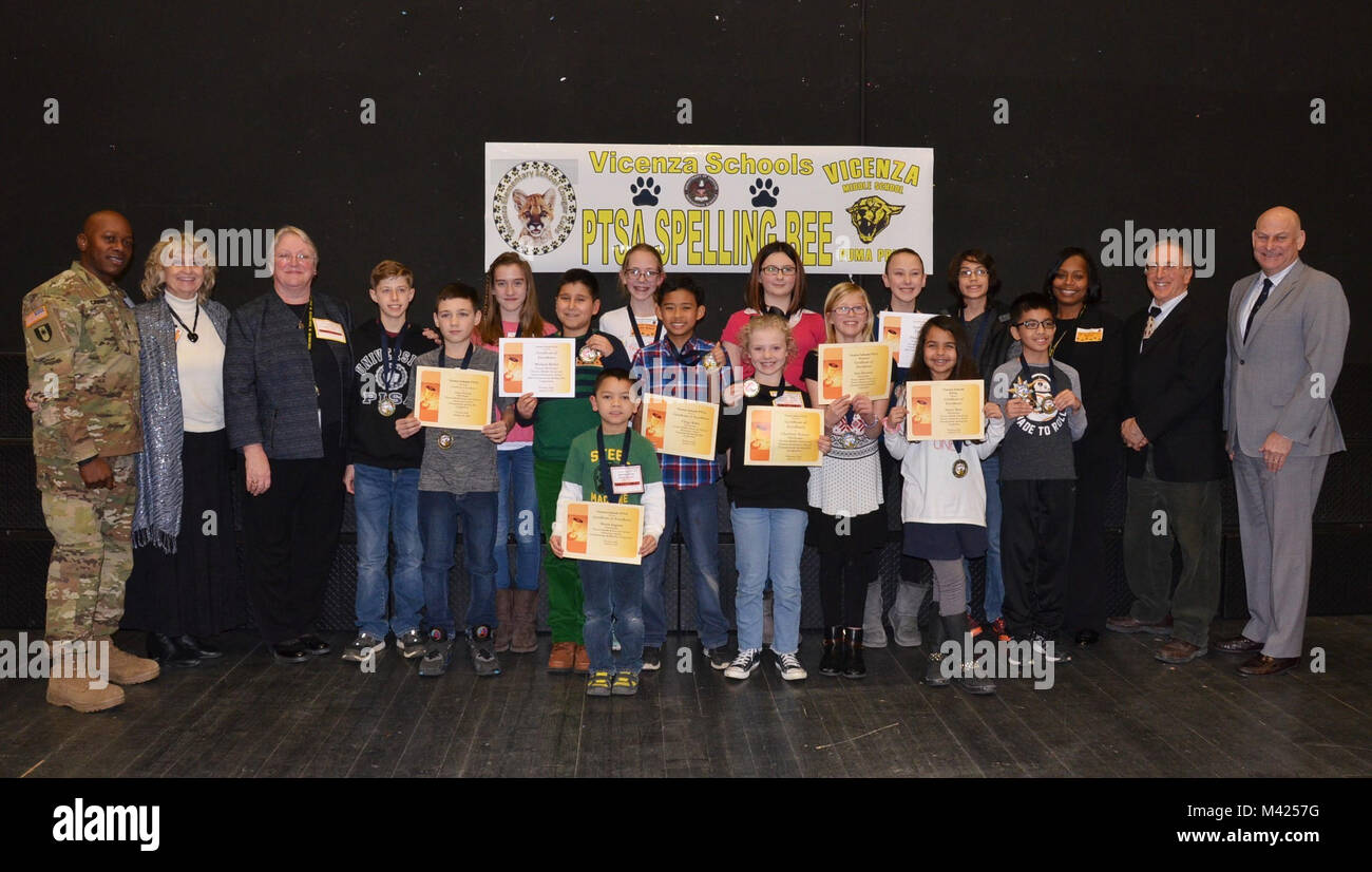 Vicenza Eltern Lehrer Schüler Meisterschaft Spelling Bee Teilnehmer, Richter, und Schulleiter. Stockfoto