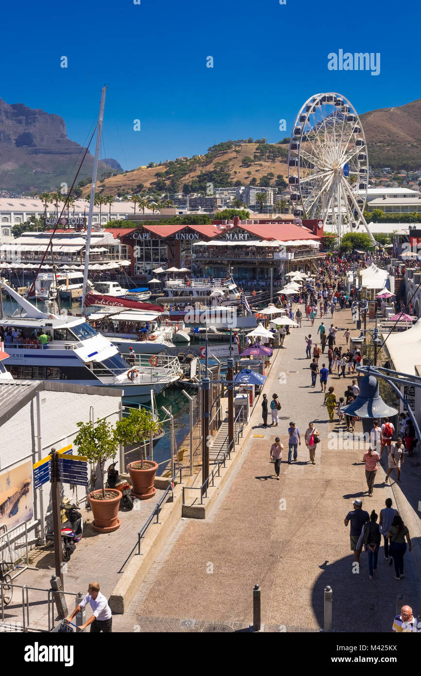Kapstadt, V&A Waterfront, Südafrika, zeigt Cape Union Mart, das Cape Wheel mit Tafelberg im Hintergrund. Stockfoto