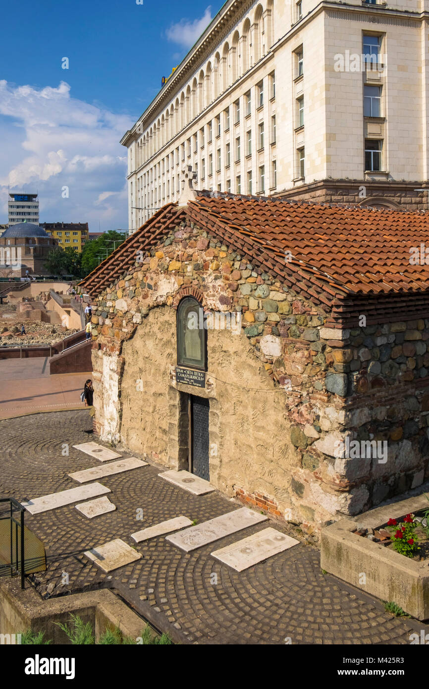 Kirche des Hl. Petka der Sattler, einer mittelalterlichen Bulgarischen Orthodoxen Kirche mit der Römischen Ruinen im Hintergrund, Central Sofia, Bulgarien, Europa Stockfoto