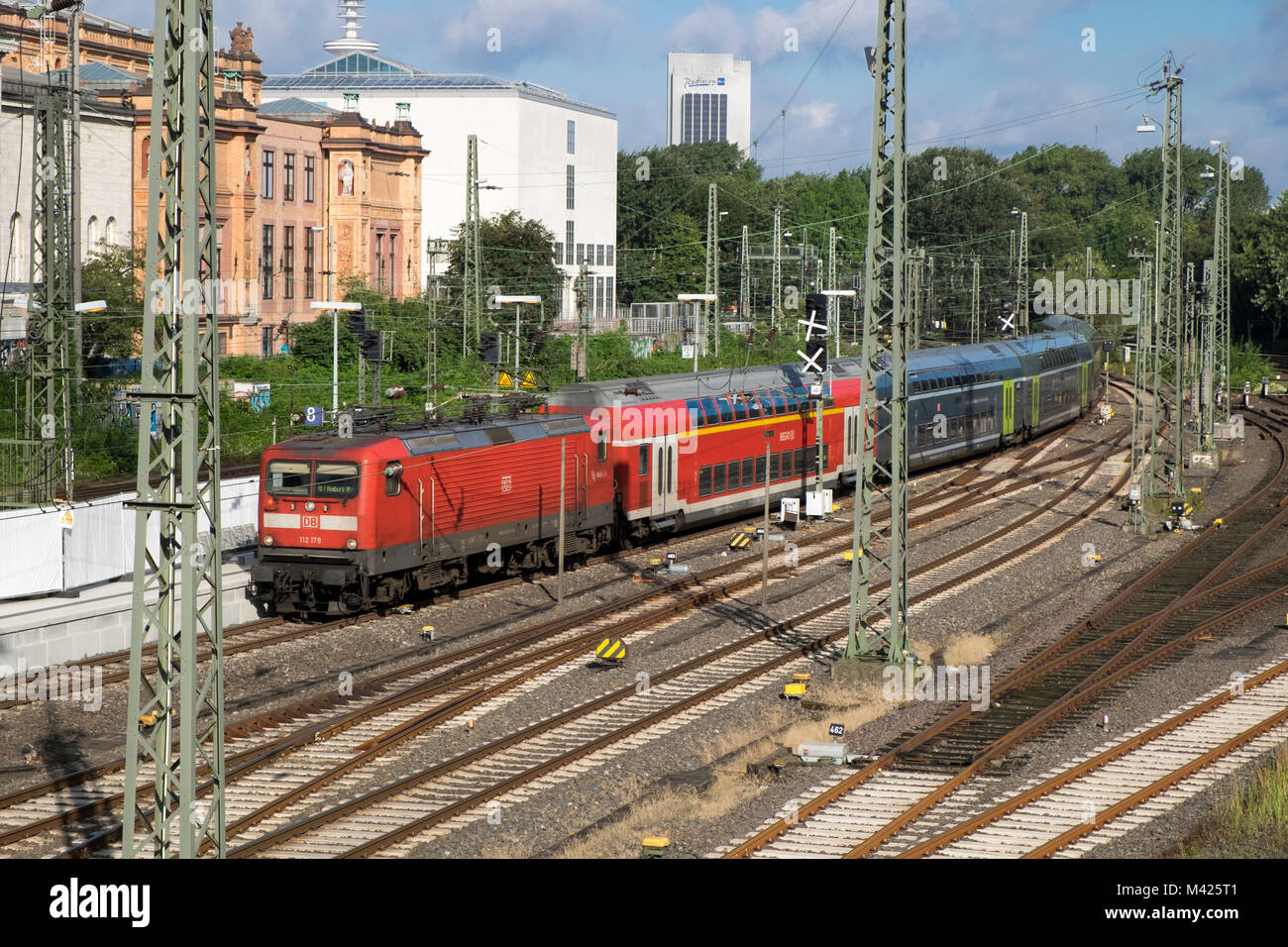 Lokale Double Decker Deutsche Bahn DB Zug nähert sich Hamburger Bahnhof, Deutschland Stockfoto
