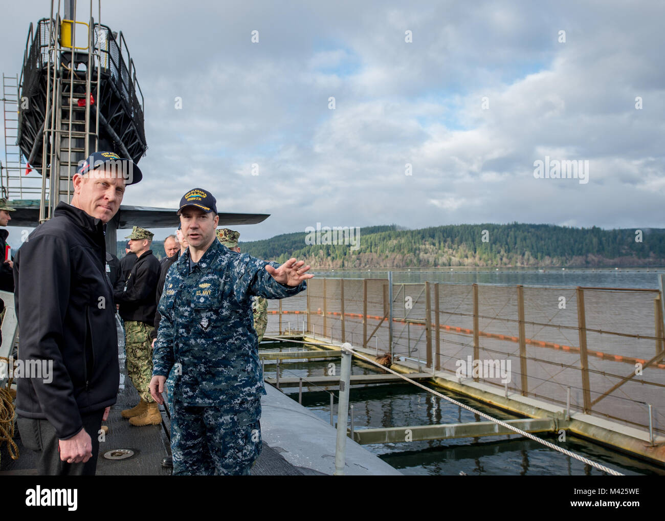 BANGOR, Washington (Feb. 9, 2018) Cmdr. Jeffery Yackeren, kommandierender Offizier USS Alabama (SSBN 731) gibt eine Tour zum stellvertretenden Verteidigungsminister Patrick M. Shanahan (links). Shanahan besuchte auch Commander, U-Gruppe 9 und anderen Einrichtungen onboard Naval Base Kistap-Bangor, Washington der strategischen Abschreckung Mission hervorgehoben. Alabama ist einer von acht ballistischen Raketen-U-Boote an der Basis stationiert, die meisten survivable Bein der strategischen Abschreckung Dreiklang für die Vereinigten Staaten. (U.S. Marine Foto von Mass Communication Specialist 2. Klasse Nancy C. diBenedetto/Freigegeben) Stockfoto