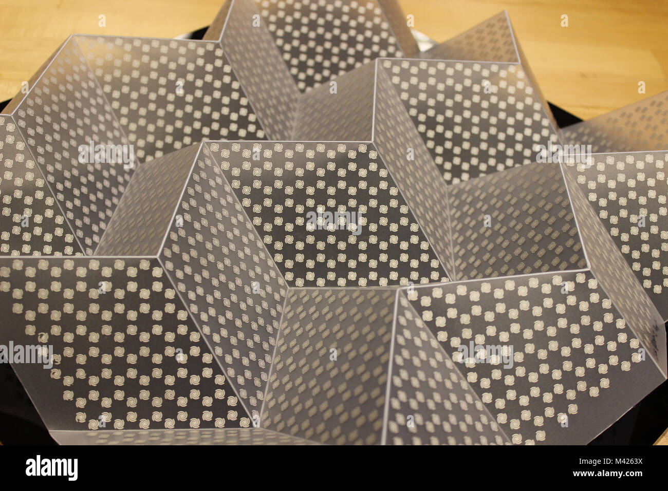 WRIGHT PATTERSON AIR FORCE BASE, Ohio - Forscher an der Air Force Research Laboratory Erkundung origami Konzepte sind in Bezug auf Wissenschaft, Physik, Mathematik und Technik neue Lösungen für die Luftwaffe zu erstellen. Dieses Bild zeigt eine gefaltete Frequenz selektive Oberfläche aus Polypropylen gedruckten Spiralen auf ein Substrat, an einem Miura - Ori falten Muster durch Laser zählenden eingeprägt worden ist. Faltung ermöglicht die Bereitstellung und der Betrieb Einstellbarkeit. (U.S. Luftwaffe mit freundlicher Genehmigung Foto/freigegeben) Stockfoto