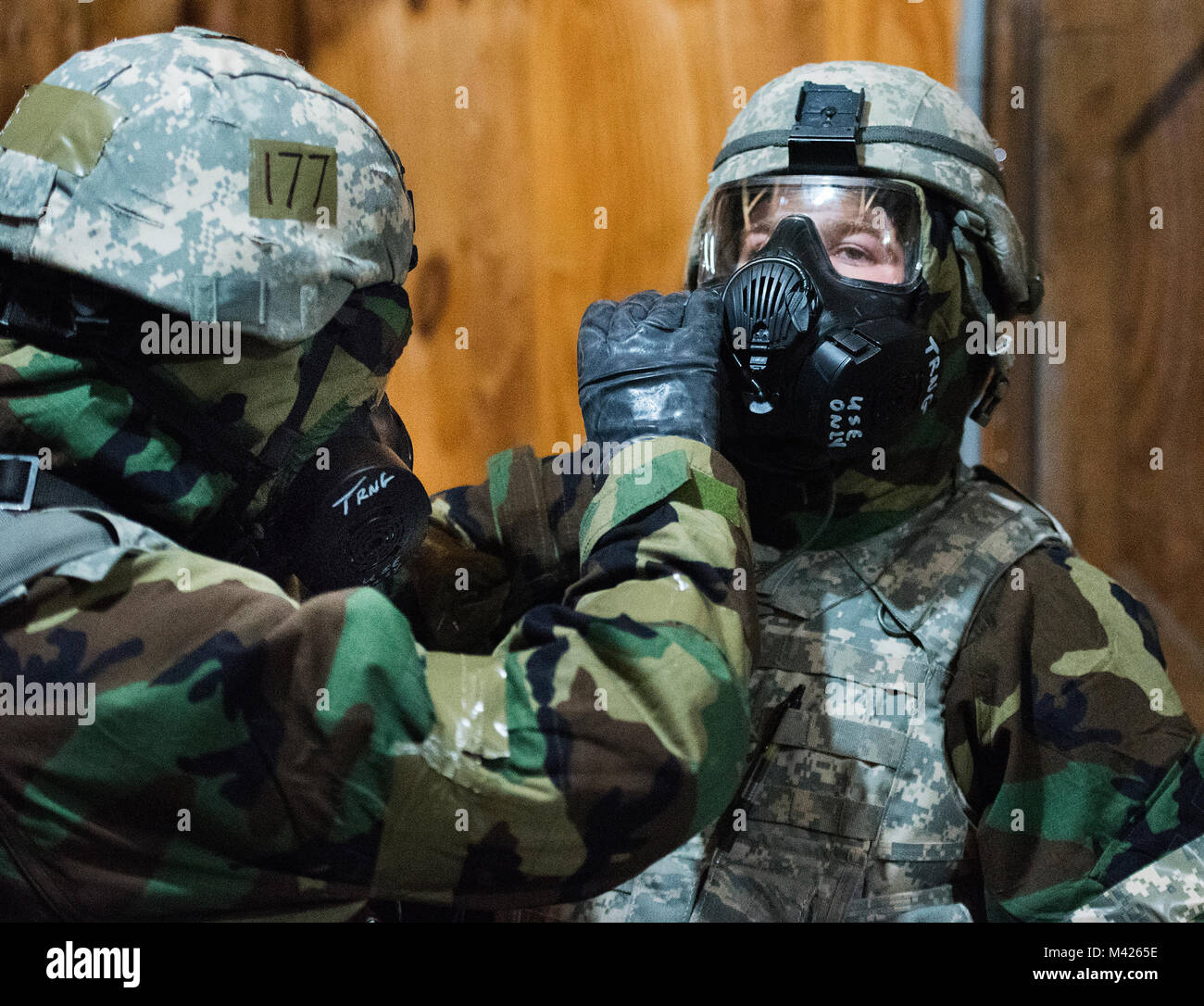 Staff Sgt. Ian Caldwell, 88th Security Force Squadron, bekommt Hilfe mit seiner Gasmaske bei einer chemischen Waffe Bohrer Jan. 31, 2018 auf der Wright-Patterson Air Force Base, Ohio. Verteidiger und das medizinische Personal erhielt eine Ausbildung in sich selbst schützen und unterstützen andere sollten Sie in einer hohen Gefahr aus der Umgebung. (U.S. Air Force Foto von R.J. Oriez) Stockfoto