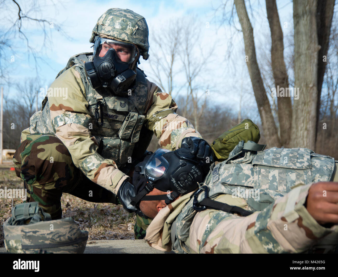 Tech Sgt. Matthäus Cormier, 88th Sicherheitskräfte Squadron, macht Hilfe für Senior Master Sgt. Himaiya Lowery, 88th SFS, 31.01.2018, während eines simulierten chemischer Angriff im Rahmen einer Übung an der Wright-Patterson Air Force Base, Ohio. Die übung war Teil einer Air Force Materiel Command - große Übung. (U.S. Air Force Foto von R.J. Oriez) Stockfoto