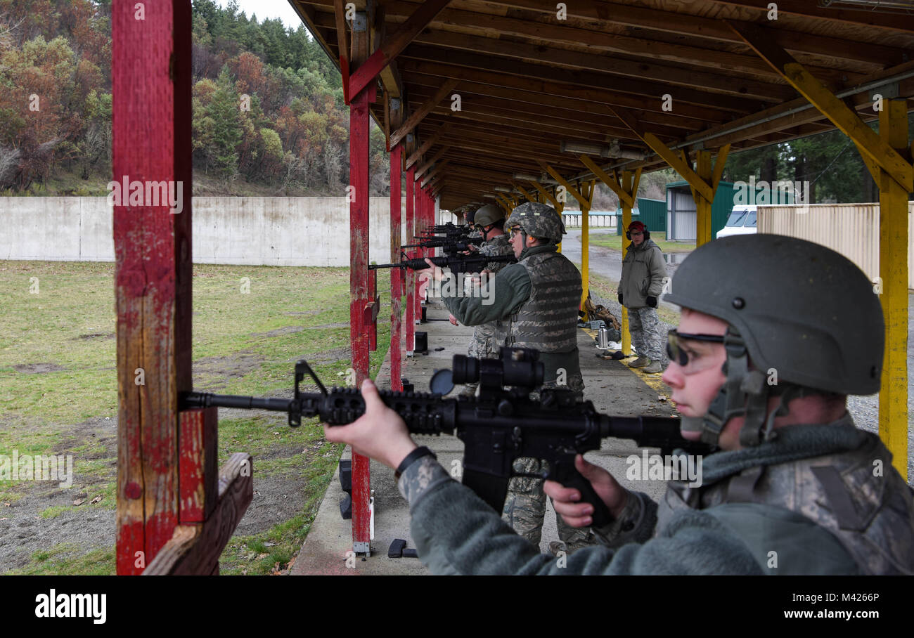 Team McChord Flieger vorbereiten für die M-4 Karabiner Qualifizierungsmaßnahmen während des 62 Sicherheitskräfte Squadron Combat Arms Schulung und Wartung (CATM) Klasse an Joint Base Lewis-McChord, Washington, 31.01.2018, Feuer. Aufgrund einer neuen Bereitschaft, Initiative, die seiner 627 SFS' CATM Kurs um 50 Prozent vom letzten Jahr zugenommen hat. (U.S. Air Force Foto von älteren Flieger Tryphäna Mayhugh) Stockfoto