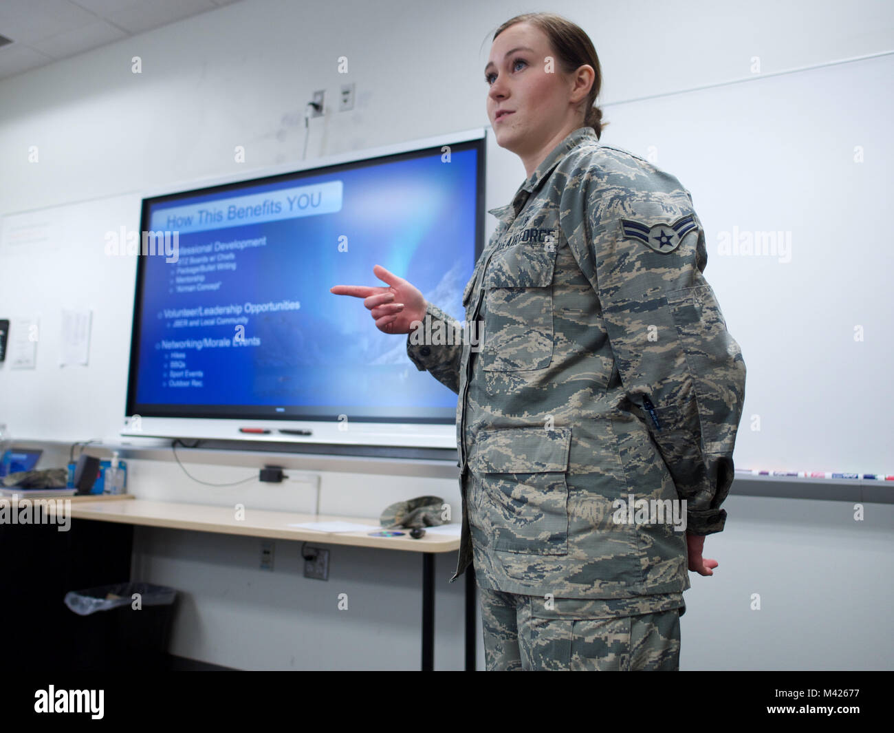 Flieger 1. Klasse Andrea Steffen, Arctic Warrior's Flieger Beirat Präsident, Schriftsatz Junior - Soldaten Flieger auf den Vorteilen eines AWAAC Mitglied 31.01.2018, gemeinsame Basis Elmendorf-Richardson. Die AWAAC ist von Junior run-Soldaten Flieger und durch unteroffiziere betreut. (U.S. Air Force Foto von David Bedard / freigegeben) Stockfoto