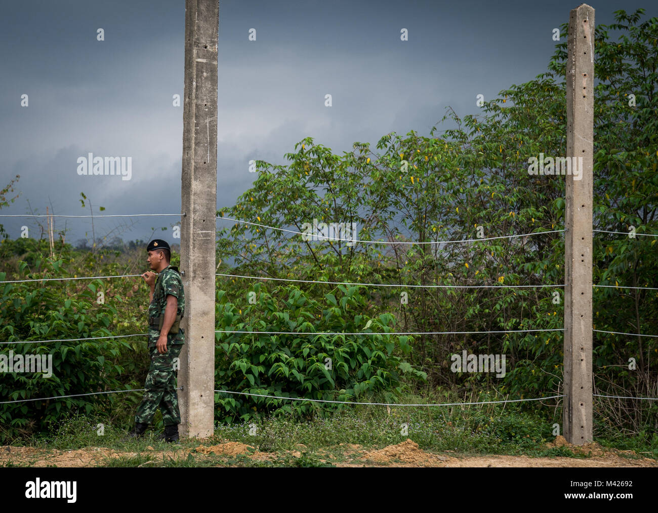 Ein Royal Thai Army Soldat Spaziergänge entlang der Elefant Zaun durch lokale Dörfer gebaut, um Elefanten stampedes in der Gegend in der Nähe von einem Wildlife Reservierung in Chachoengsao, Königreich Thailand, Jan. 31, 2018 zu mindern. Royal Thai und US-Streitkräften untersucht die Bemühungen der lokalen Dörfern gebildet werden, um die Sicherheit der Familien in den Dörfern zu gewährleisten sowie die Elefanten. Übung Cobra Gold 2018 ist eine jährliche Übung im Königreich Thailand durchgeführt und läuft vom 13-23 Februar mit bis zu 29 Nationen. (U.S. Marine Corps Foto von Sgt. Matthew J. Bragg) Stockfoto