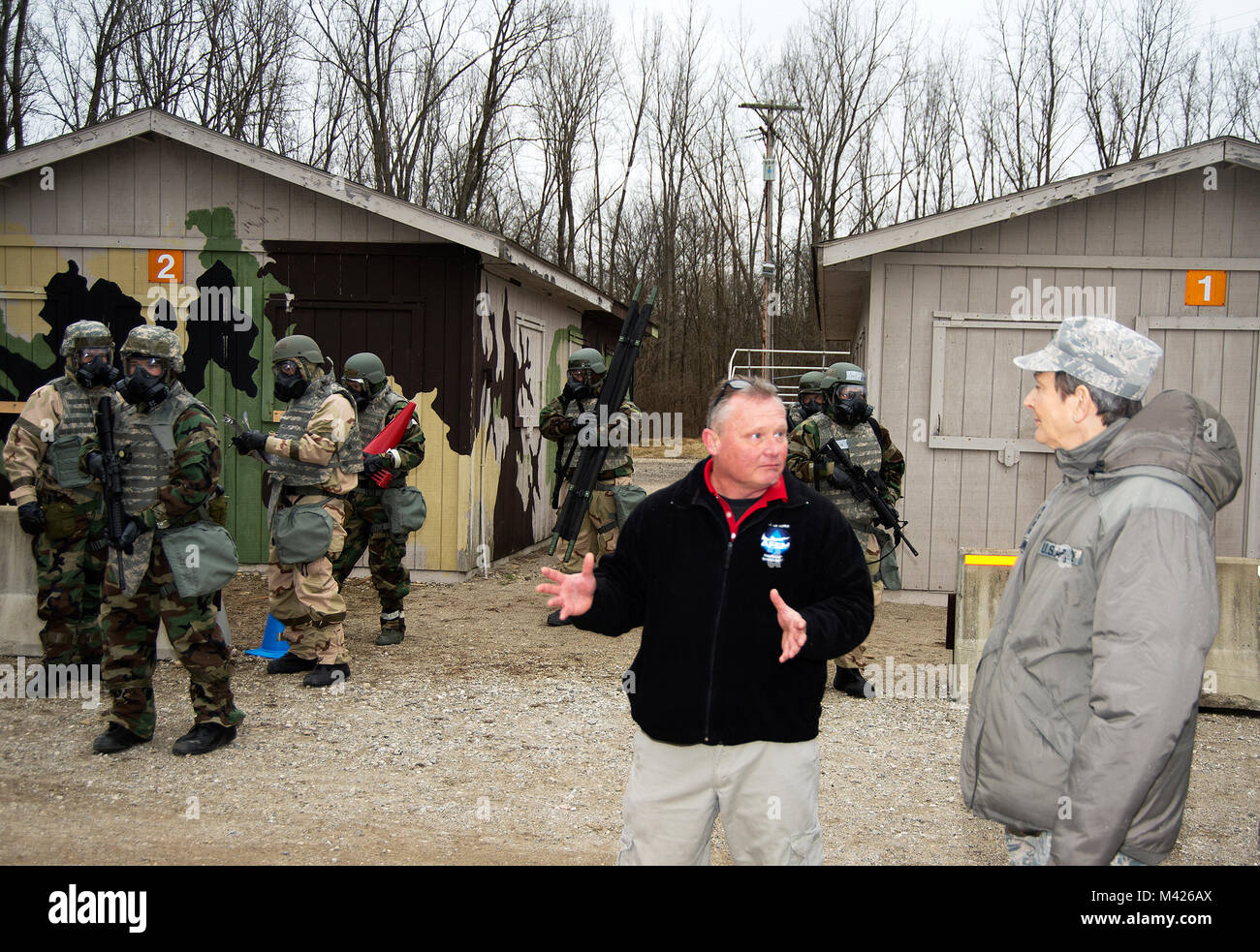 David Frank, 88th Air Base Wing Bauingenieurwesen Direktion Emergency Management Niederlassung Emergency Operations Center Manager, Slips Gen. Ellen M. Pawlikowski, Air Force Materiel Command Commander, Feb 1, 2018, auf einem simulierten chemischer Angriff während einer Übung auf der Wright-Patterson Air Force Base, Ohio. Das Training war Teil einer AFMC - große Übung mit Blick auf die Fähigkeit der Befehl Flieger schnell implementieren. (U.S. Air Force Foto von R.J. Oriez) Stockfoto