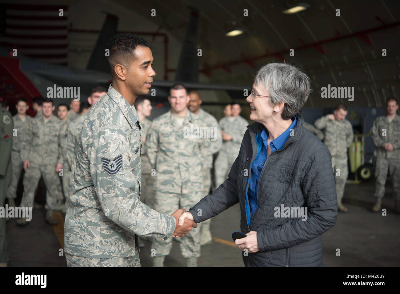 Us Air Force Tech. Sgt. Kareem Samuel, 18 Aircraft Maintenance Squadron Spezialist Disponentin, Sekretär der Air Force Heather Wilson eine Einheit Patch im Namen seines Geschwaders Februar 1, 2018, bei Kadena Air Base, Japan. Die Mitglieder von Team Kadena präsentierten Flugzeuge und hob ihre Missionen und Ideen während Wilson Tour der Installation. (U.S. Air Force Foto von älteren Flieger Quay Drawdy) Stockfoto