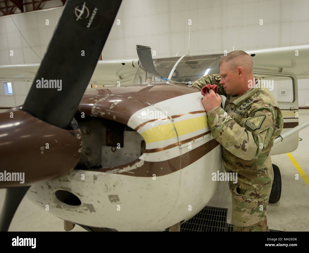 Sgt. 1. Klasse Robert Masterman, eine Alaska National Guard Recruiter, inspiziert seine einmotorige Propellermaschinen in einem Hangar in Bethel, Alaska, bevor er sich auf einem Recruiting Mission in einem nahe gelegenen Dorf Sept. 22, 2017. Masterman Rekruten Zukunft Soldaten in mehreren Dörfern über eine 50.000-Quadratfuß verstreut - Meile Bereich im Südwesten von Alaska. Stockfoto