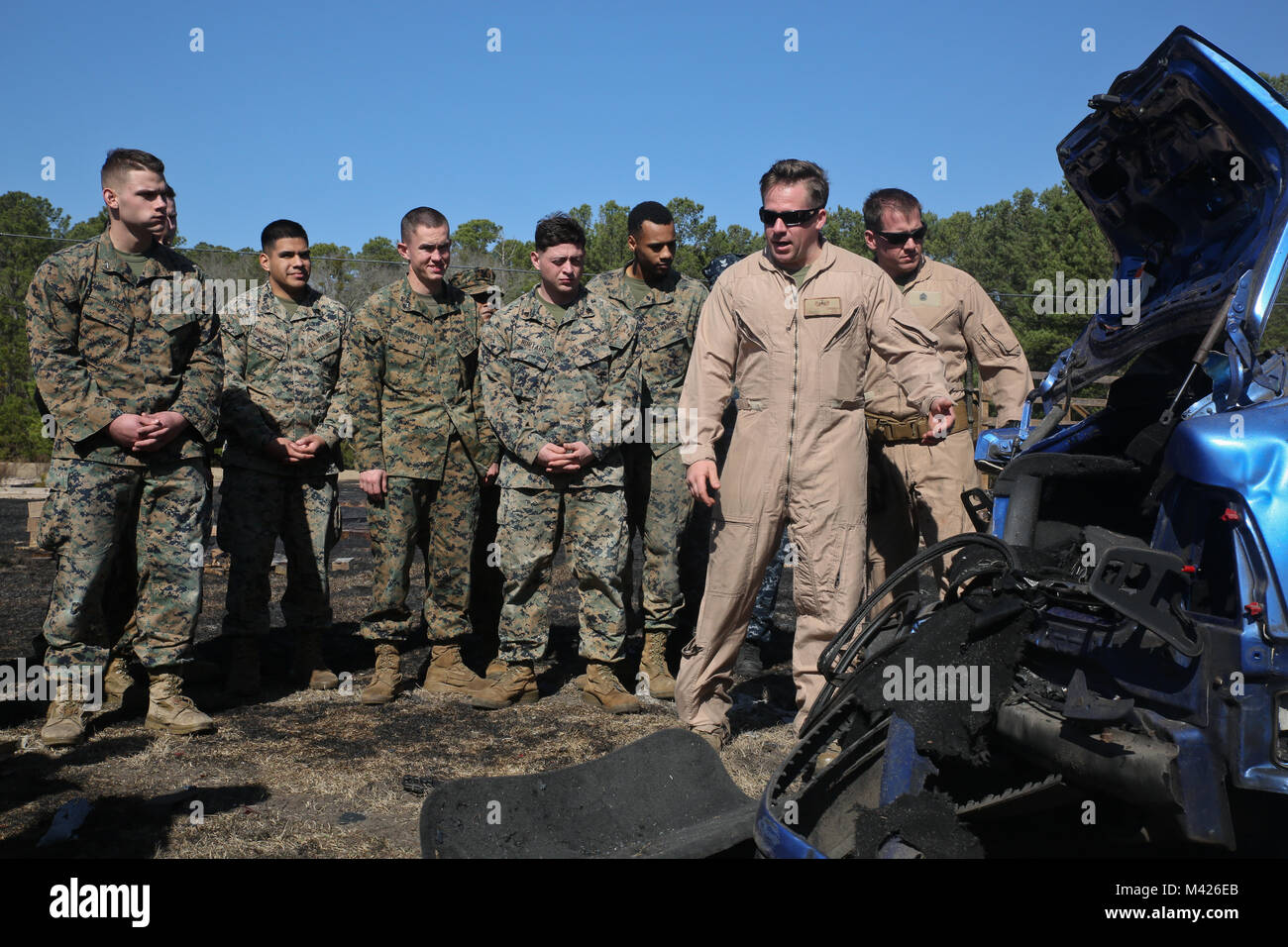 Eine Beseitigung von Explosivstoffen Marine zeigt Marinesoldaten und Matrosen die Überreste eines Auto nach einer Detonation, die an Bord der Marine Corps Air Station Beaufort, 1. EOD bewirtete die Demo Day so andere Marinen und Matrosen konnte sehen, wie Sie durchführen. Stockfoto