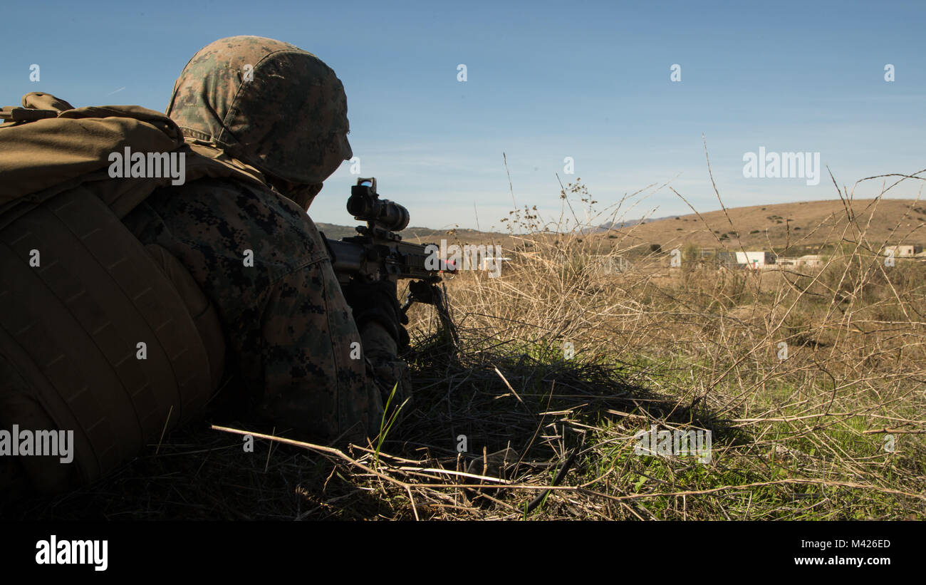 Ein US-Marine mit Lima Co., Bataillon Landung Team, 3.BATAILLON, 1. Marine Regiment bietet Unterstützungsfeuer für die Landing Zone bei einem Luftangriff Übung in Camp Pendleton, Kalifornien, Feb 1, 2018. Lima Co. Ist die Air Assault Element für die Blt für die 13 Marine Expeditionary Unit. (U.S. Marine Corps Foto von Lance Cpl. A. J. van Fredenberg) Stockfoto