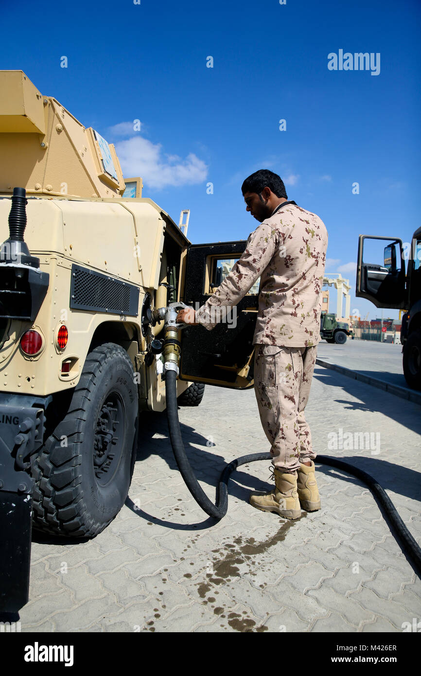 JEBEL ALI PORT, Vereinigte Arabische Emirate (Jan. 30, 2018) ein Mitglied der Vereinigten arabischen Emirat Streitkräfte tankt US-Militär Fahrzeuge noch vor der Verladung der Ausrüstung und Zahnrad auf usns Seay (T-AKR302) während der Übung Native Wut 18. Die Übung ist so konzipiert, Special Purpose Marine Air-Ground Task Force-Native Fury Marines und US-Marine Seeleute in maritime Vorpositionierung Kraft und zielt darauf ab, die Kenntnisse zu verbessern, erweitern die Zusammenarbeit im maritimen Fähigkeiten zu verbessern und die langfristige Stabilität in der Region und die Interoperabilität zwischen den USA und den Vereinigten Arabischen Emiraten U Stockfoto