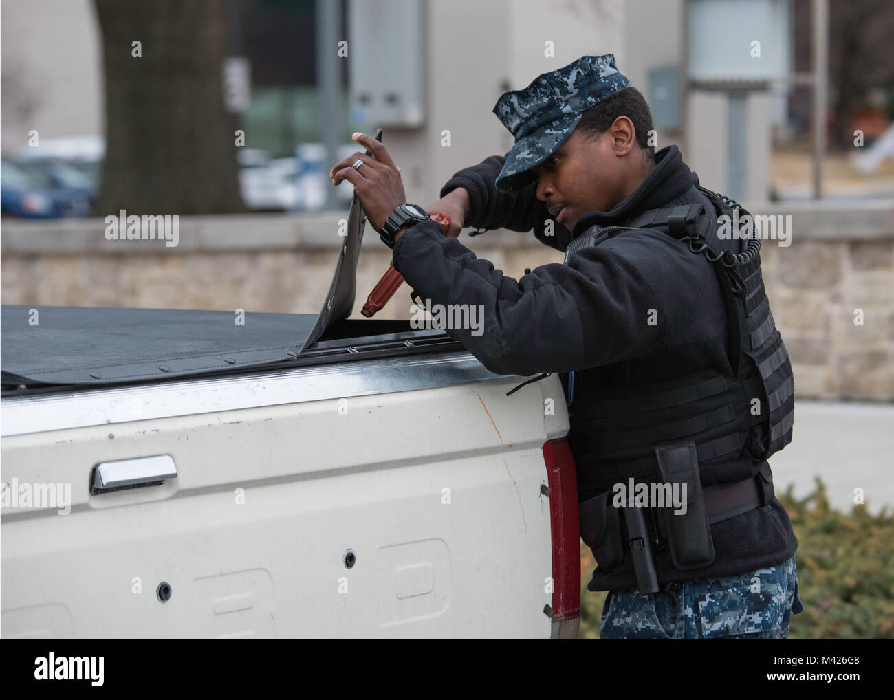 Master-at-Arms Seaman Eston Johnson löscht einen Lkw in ein Tor läuft Bohren während Zitadelle Shield 2018 Naval Support Activity Bethesda in Bethesda, Maryland auf Feb 1, 2018 verwendet. Die Praxis Szenario war Teil einer Reihe von Übungen eingerichtet, und spielte sich im Laufe des Tages beteiligten Personal" trainieren Sie wie wir kämpfen" als Reaktion auf die Sicherheitsbedrohungen zu helfen. Zitadelle Shield-Solid Vorhang sind jährliche Anti-terror-Force Protection Übungen in zwei aufeinander folgenden Wochen statt. Jeder ist so konzipiert, dass Peak Bereitschaft des Personals und der Sicherheitskräfte zu verhindern und zu potenziellen sec reagieren zu gewährleisten Stockfoto