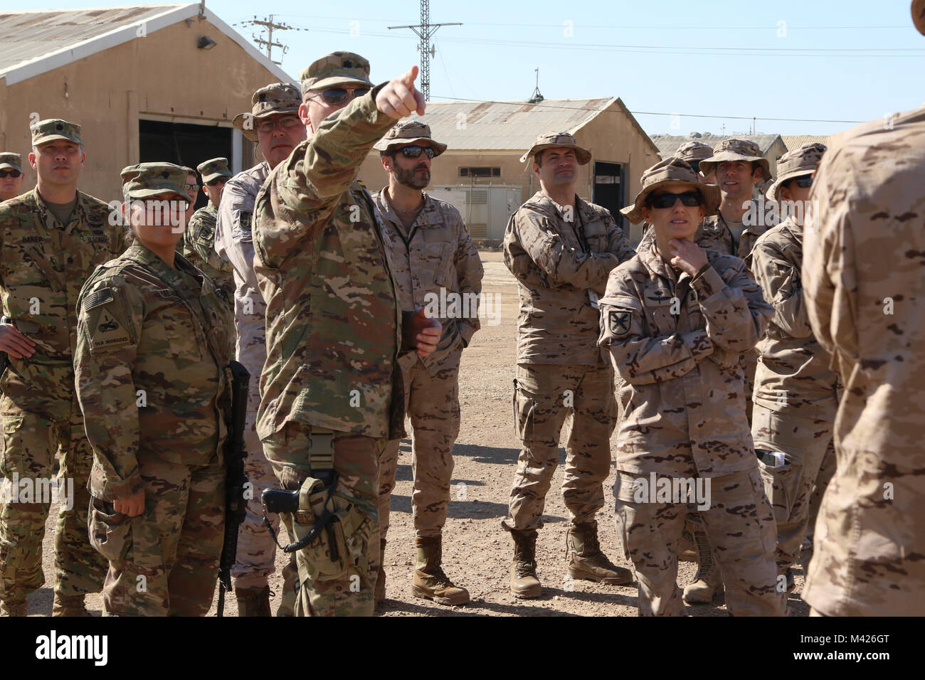 TAJI militärische Komplex, Irak: US-Army Base Operations Support-Integrator Commander lt Col Mark Turner, orientiert sich Soldaten der spanischen Armee zu ihrem Potential Luftverkehr Bereich während der Eröffnungs-Aufklärung Besuch im Camp Taji, Irak, Feb 1, 2018. Die spanische Armee wird mit der 449Th Combat Aviation Brigade integrieren Luftverkehr als Teil der gesamten Combined Joint Task Force-Operation inhärenten Building Partner Kapazität mission lösen, die über die Ausbildung und die Verbesserung der Fähigkeit der zusammengeschlossen, um Kräfte, die ISIS konzentriert sich zu erweitern. CJTF-OIR ist die globale C Stockfoto