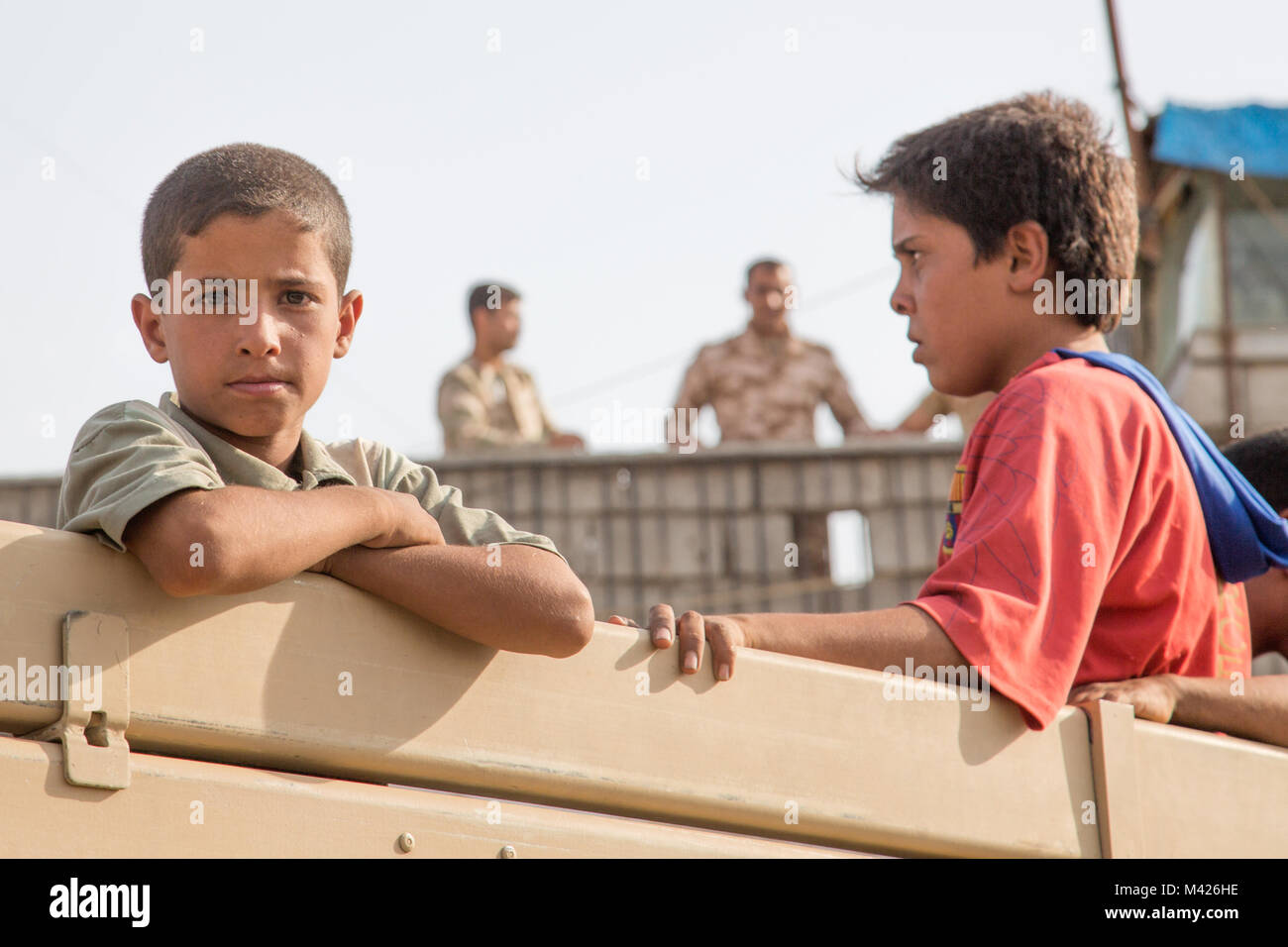 Kinder kommen in einem intern Vertriebenen screening Punkt in Dibis, Irak, 30. September 2017. (U.S. Armee Foto von Sgt. Tracy McKithern) Stockfoto